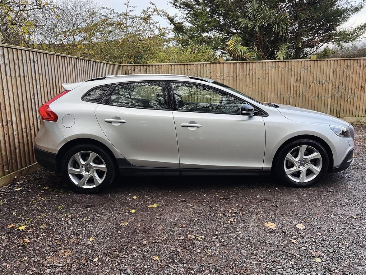 Volvo V40 Cross Country 2.0 D4 Lux Nav Hatchback 5dr Diesel Auto Euro 6 (s/s) (190 ps)