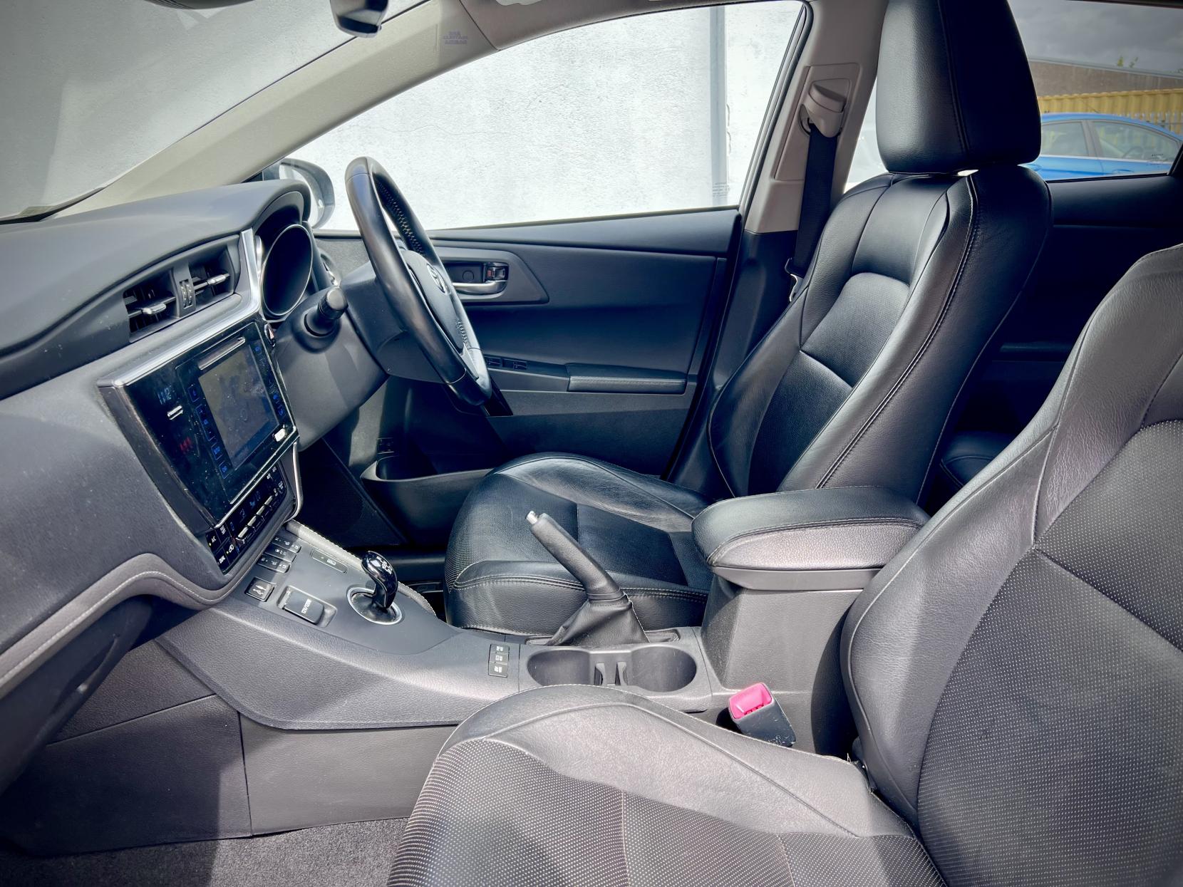 Toyota Auris 1.8 VVT-h Excel Hatchback 5dr Petrol Hybrid CVT Euro 6 (s/s) (Safety Sense) (136 ps)