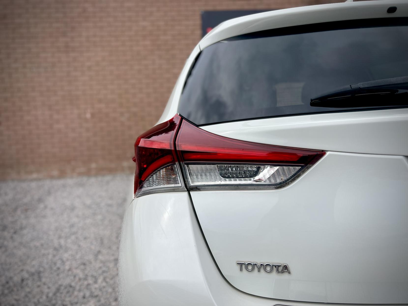 Toyota Auris 1.8 VVT-h Excel Hatchback 5dr Petrol Hybrid CVT Euro 6 (s/s) (Safety Sense) (136 ps)