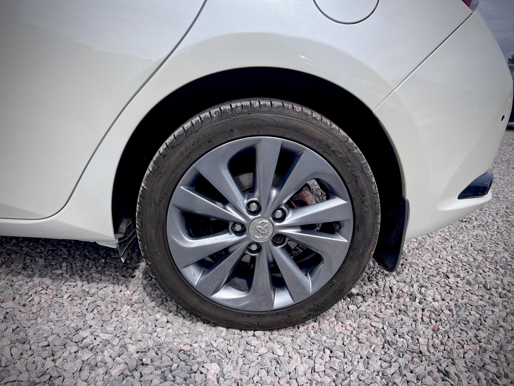 Toyota Auris 1.8 VVT-h Excel Hatchback 5dr Petrol Hybrid CVT Euro 6 (s/s) (Safety Sense) (136 ps)