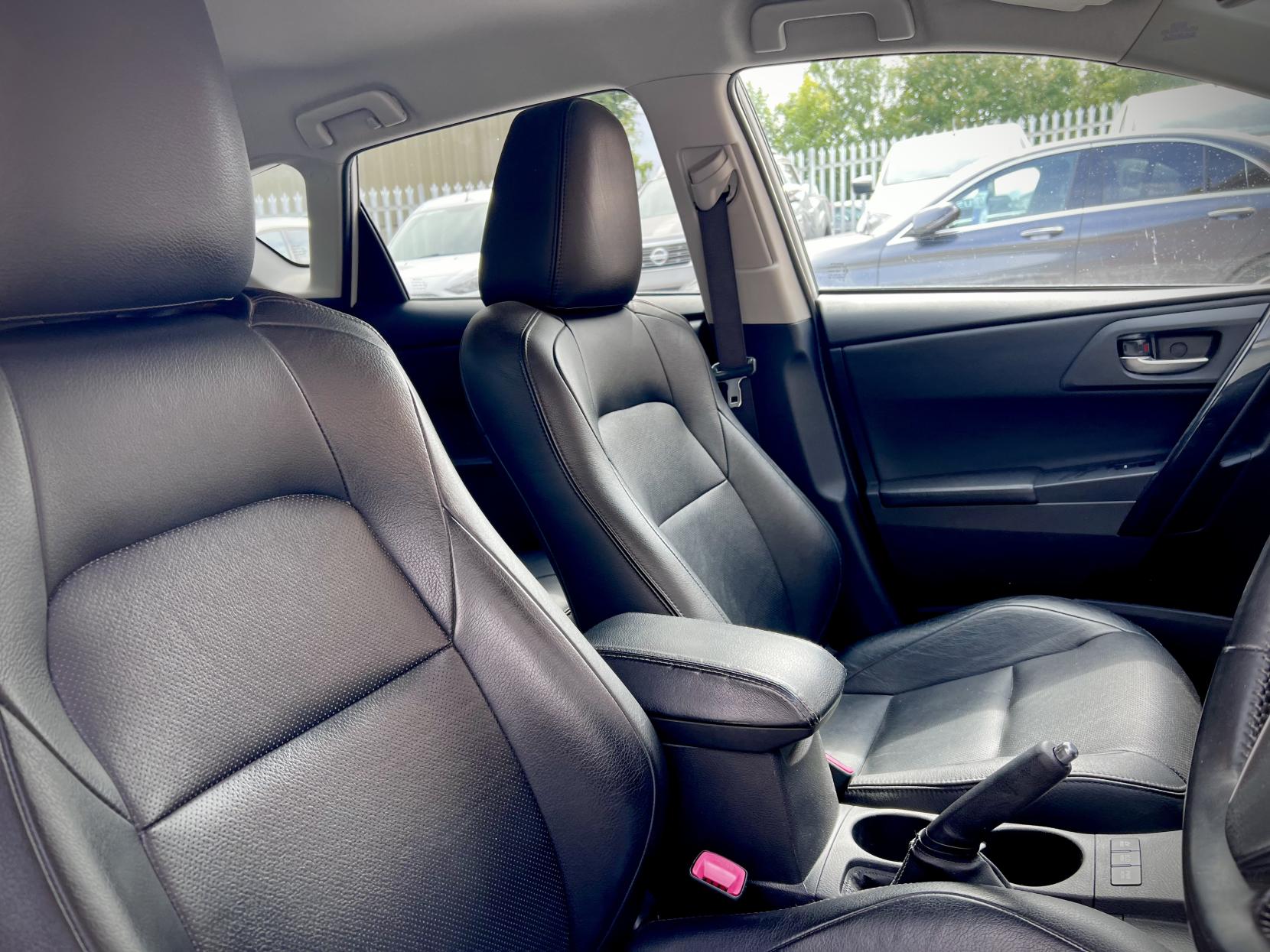 Toyota Auris 1.8 VVT-h Excel Hatchback 5dr Petrol Hybrid CVT Euro 6 (s/s) (Safety Sense) (136 ps)