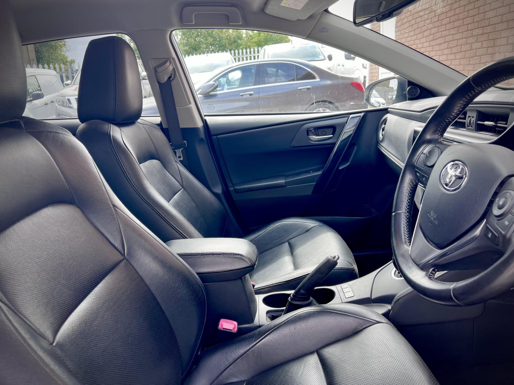 Toyota Auris 1.8 VVT-h Excel Hatchback 5dr Petrol Hybrid CVT Euro 6 (s/s) (Safety Sense) (136 ps)