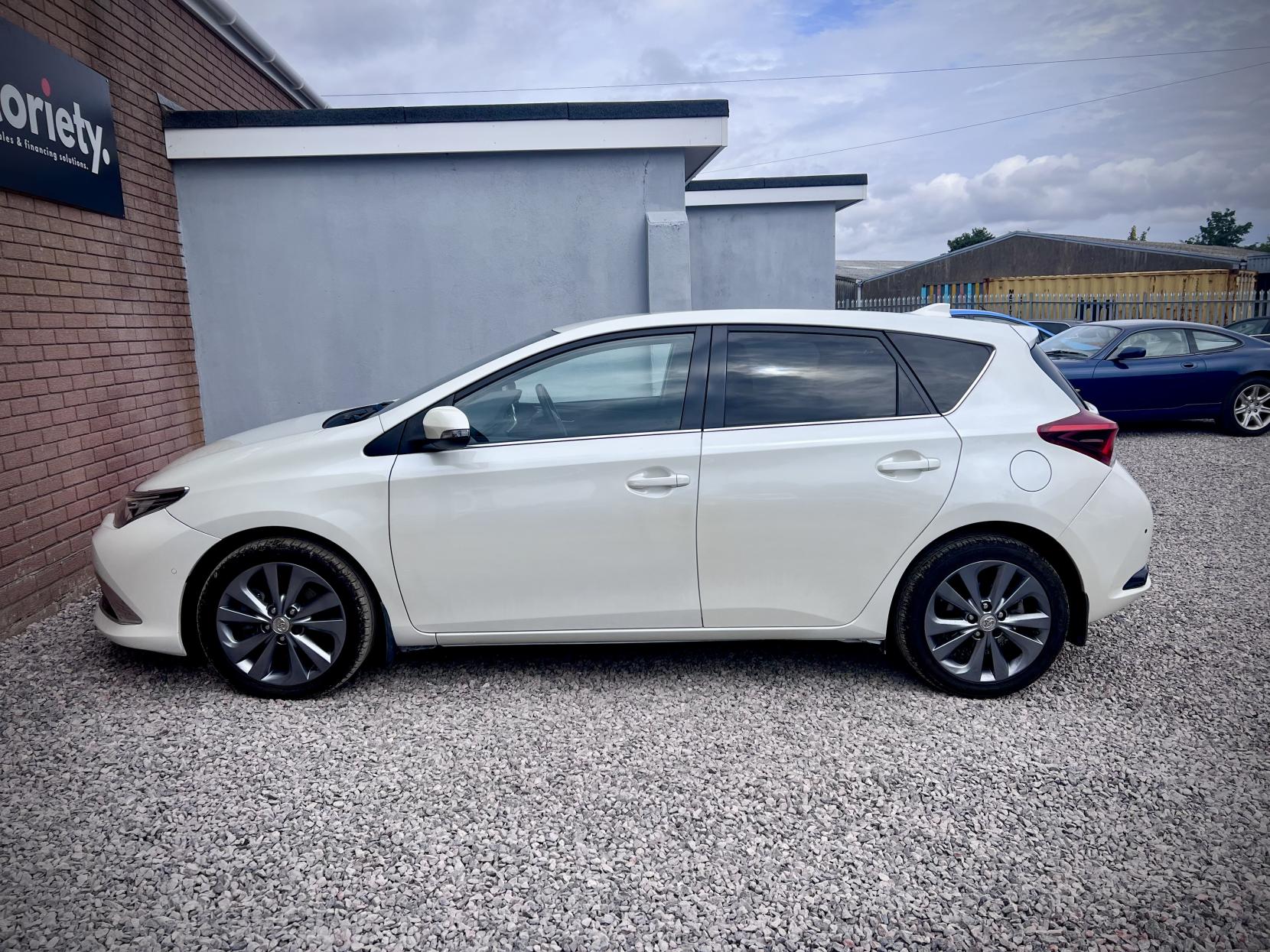 Toyota Auris 1.8 VVT-h Excel Hatchback 5dr Petrol Hybrid CVT Euro 6 (s/s) (Safety Sense) (136 ps)