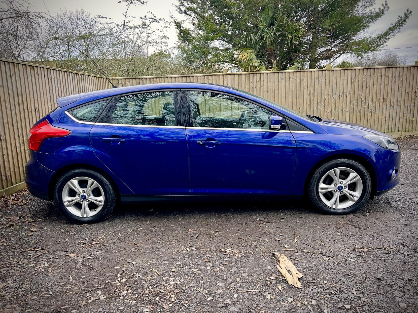 Ford Focus 1.6 Zetec Hatchback 5dr Petrol Powershift Euro 5 (125 ps)