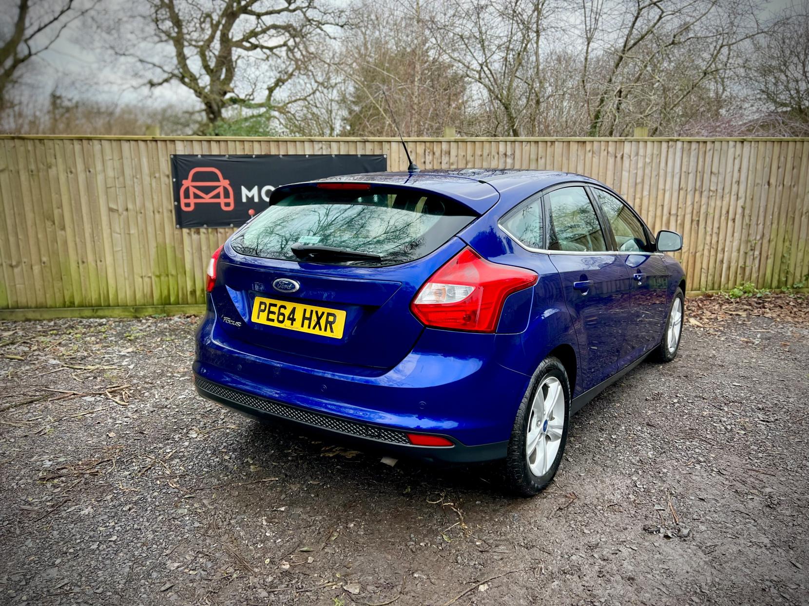 Ford Focus 1.6 Zetec Hatchback 5dr Petrol Powershift Euro 5 (125 ps)