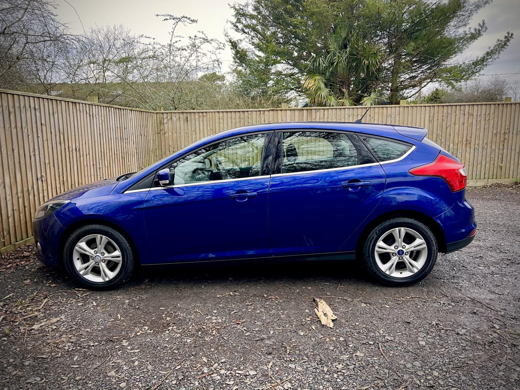 Ford Focus 1.6 Zetec Hatchback 5dr Petrol Powershift Euro 5 (125 ps)