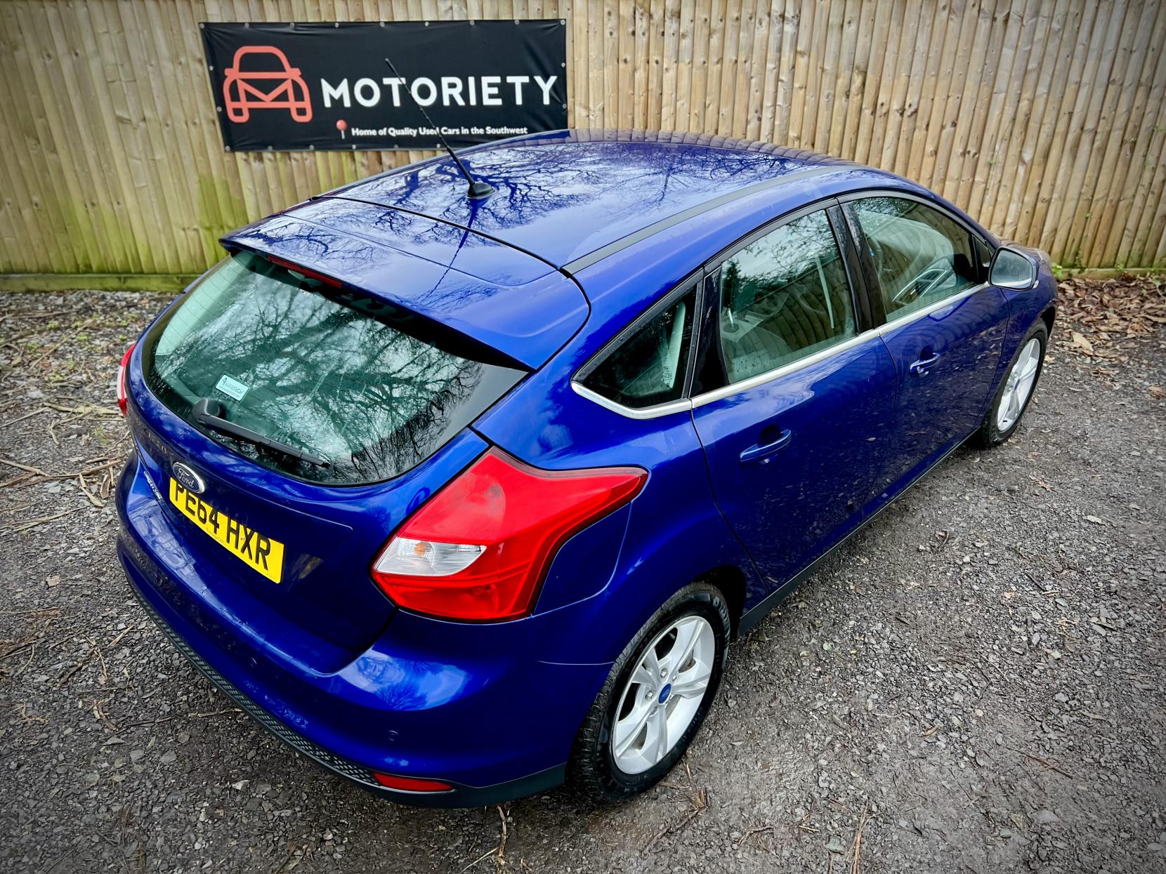 Ford Focus 1.6 Zetec Hatchback 5dr Petrol Powershift Euro 5 (125 ps)