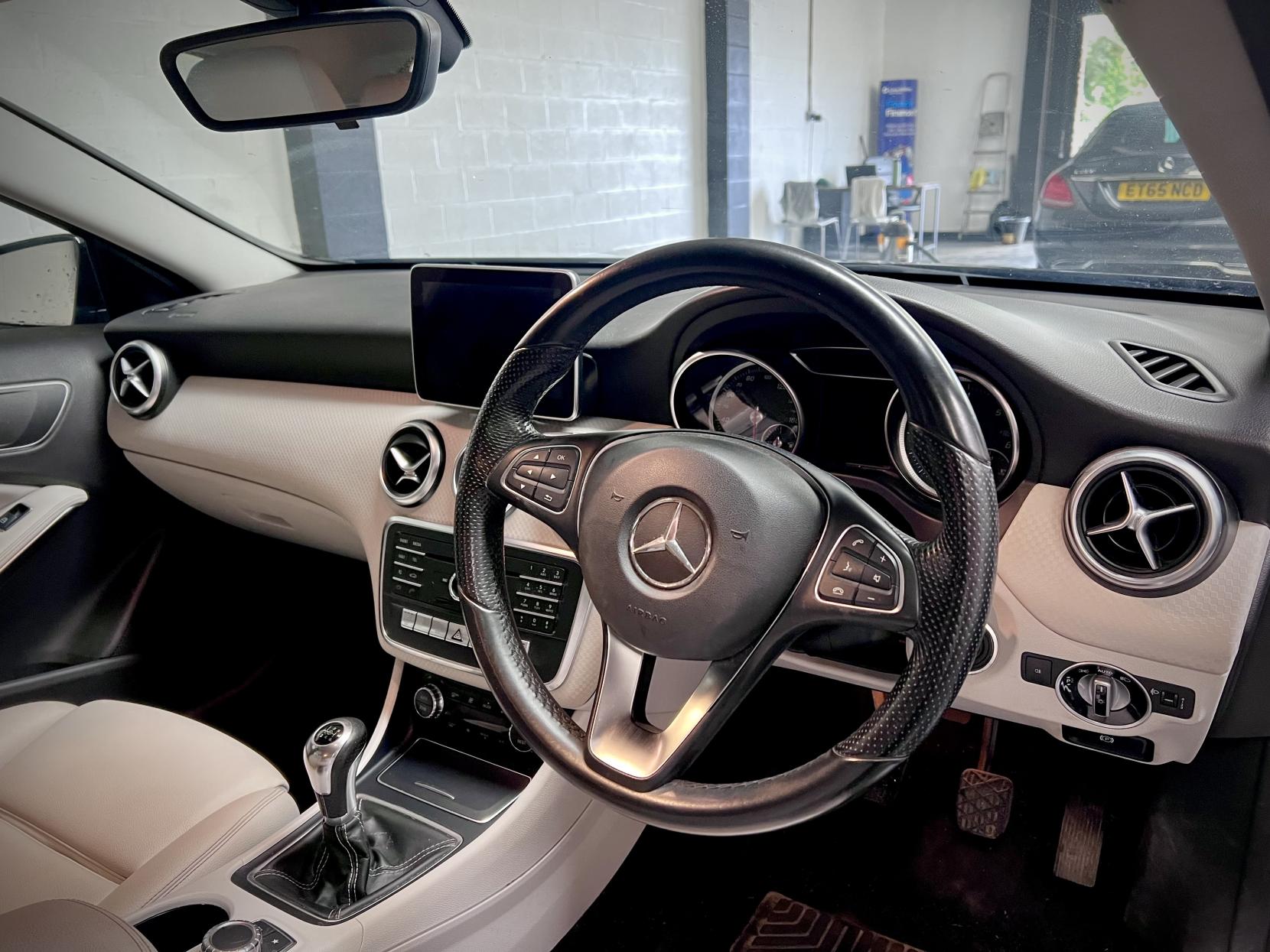 Mercedes-Benz A Class 1.5 A180d Sport (Executive) Hatchback 5dr Diesel Manual Euro 6 (s/s) (109 ps)