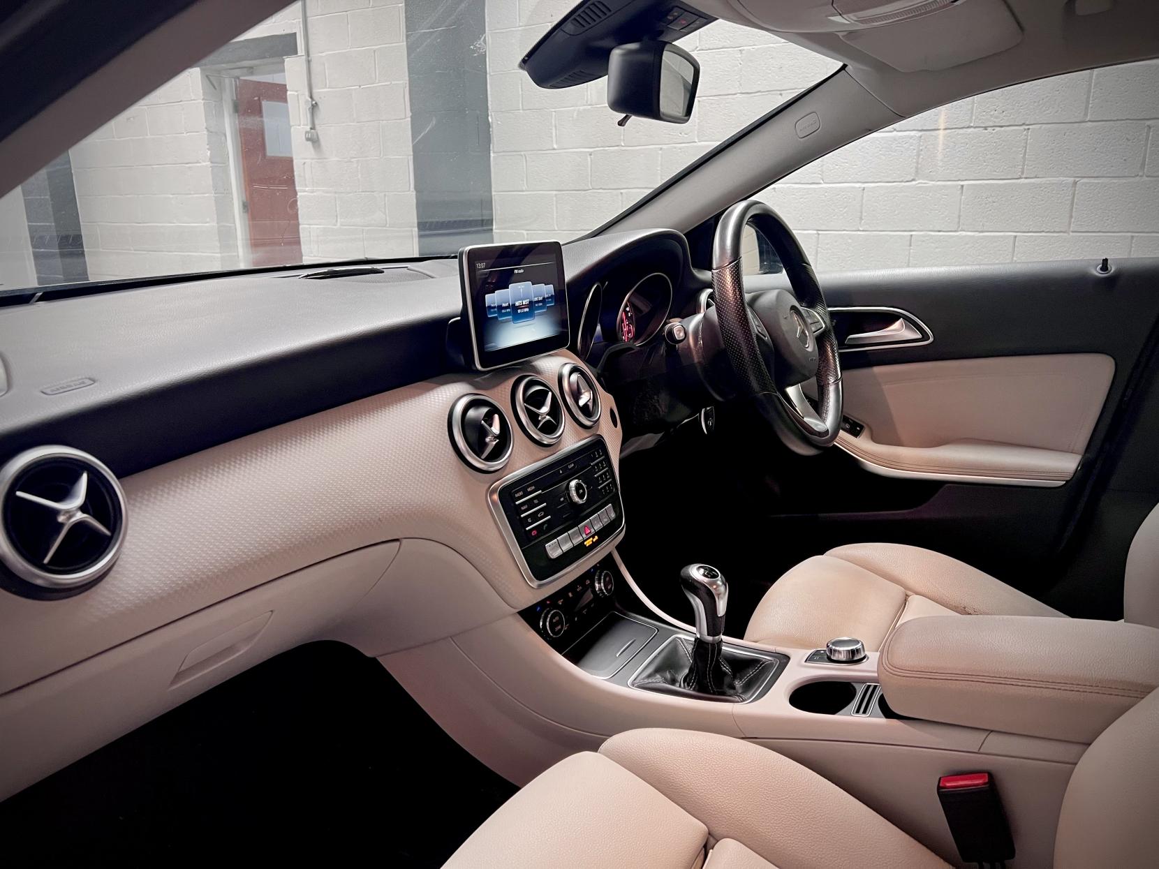 Mercedes-Benz A Class 1.5 A180d Sport (Executive) Hatchback 5dr Diesel Manual Euro 6 (s/s) (109 ps)