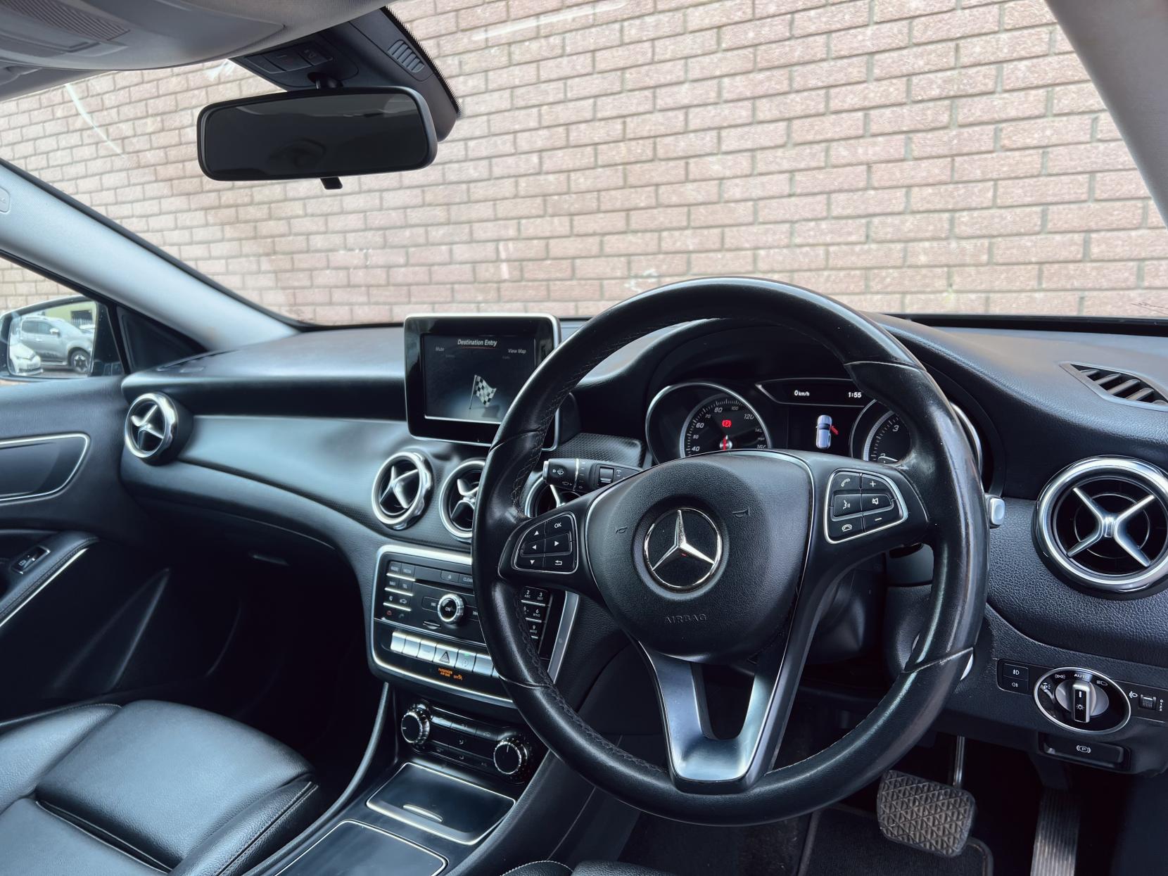 Mercedes-Benz GLA 2.1 GLA200d SE SUV 5dr Diesel 7G-DCT Euro 6 (s/s) (136 ps)