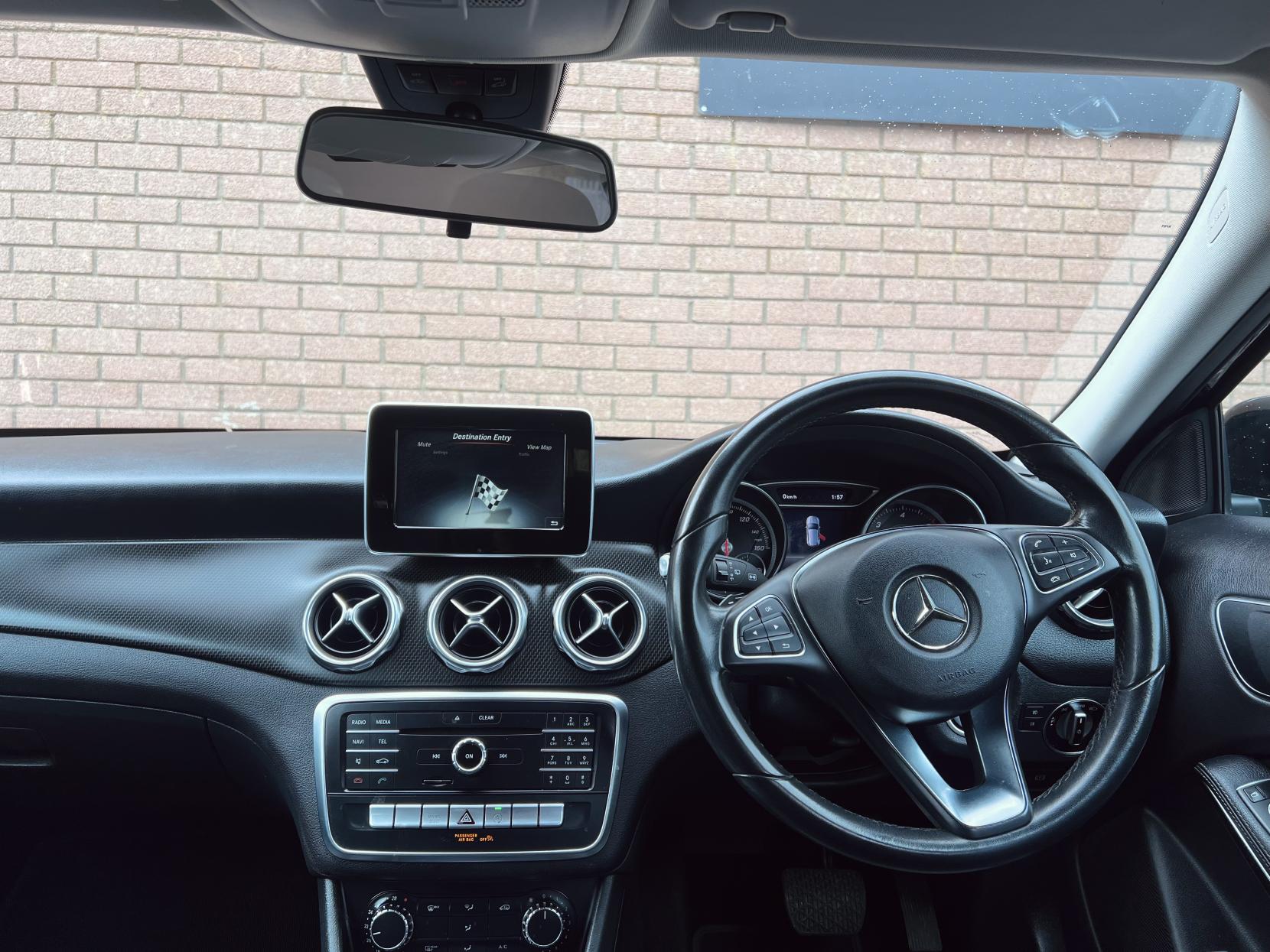Mercedes-Benz GLA 2.1 GLA200d SE SUV 5dr Diesel 7G-DCT Euro 6 (s/s) (136 ps)