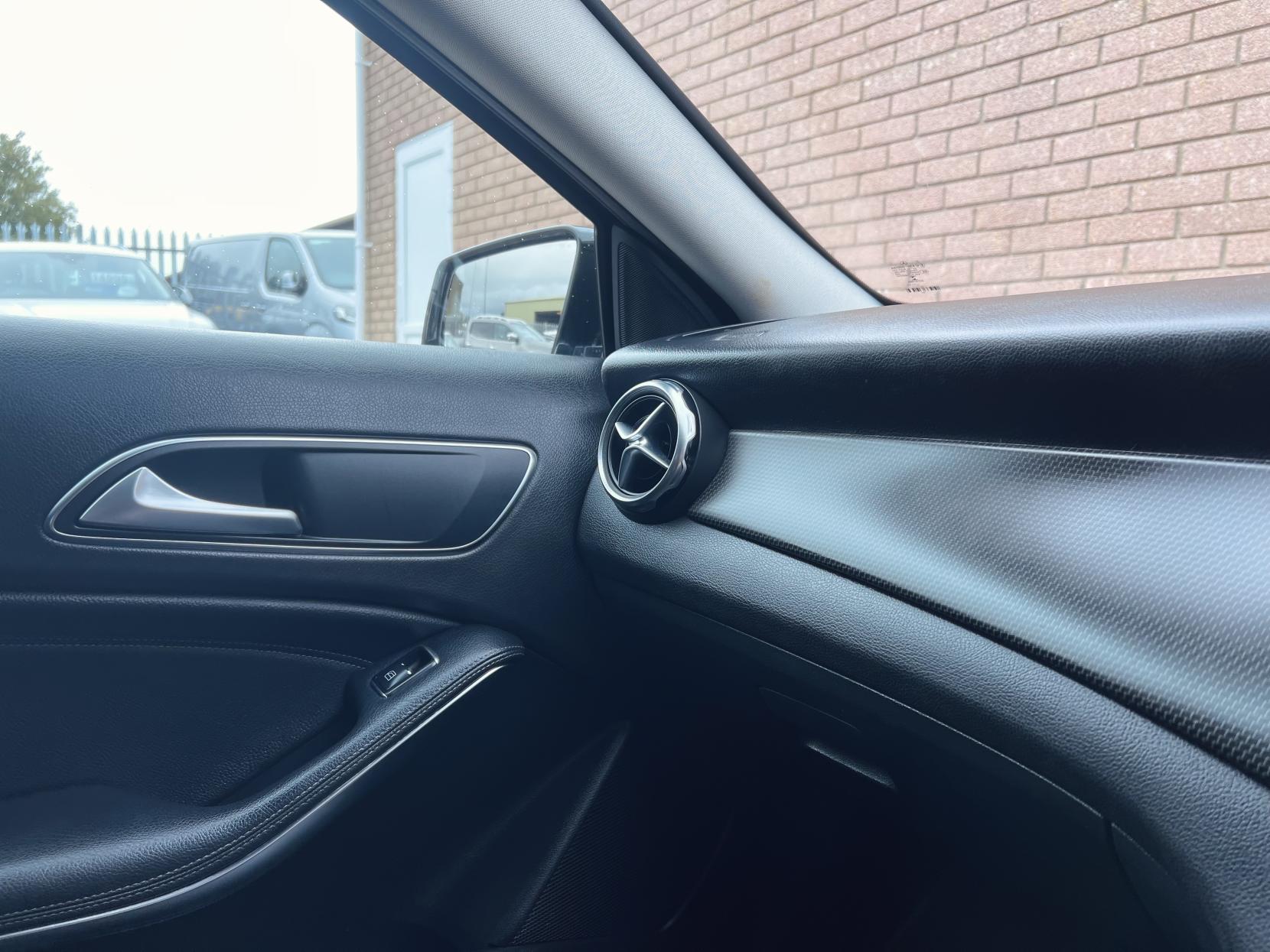 Mercedes-Benz GLA 2.1 GLA200d SE SUV 5dr Diesel 7G-DCT Euro 6 (s/s) (136 ps)
