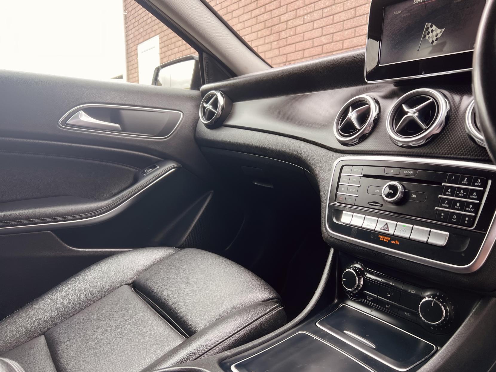 Mercedes-Benz GLA 2.1 GLA200d SE SUV 5dr Diesel 7G-DCT Euro 6 (s/s) (136 ps)
