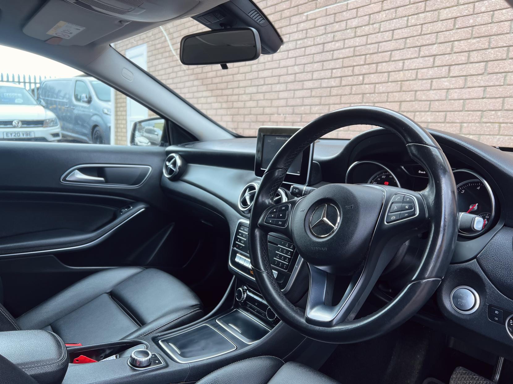 Mercedes-Benz GLA 2.1 GLA200d SE SUV 5dr Diesel 7G-DCT Euro 6 (s/s) (136 ps)