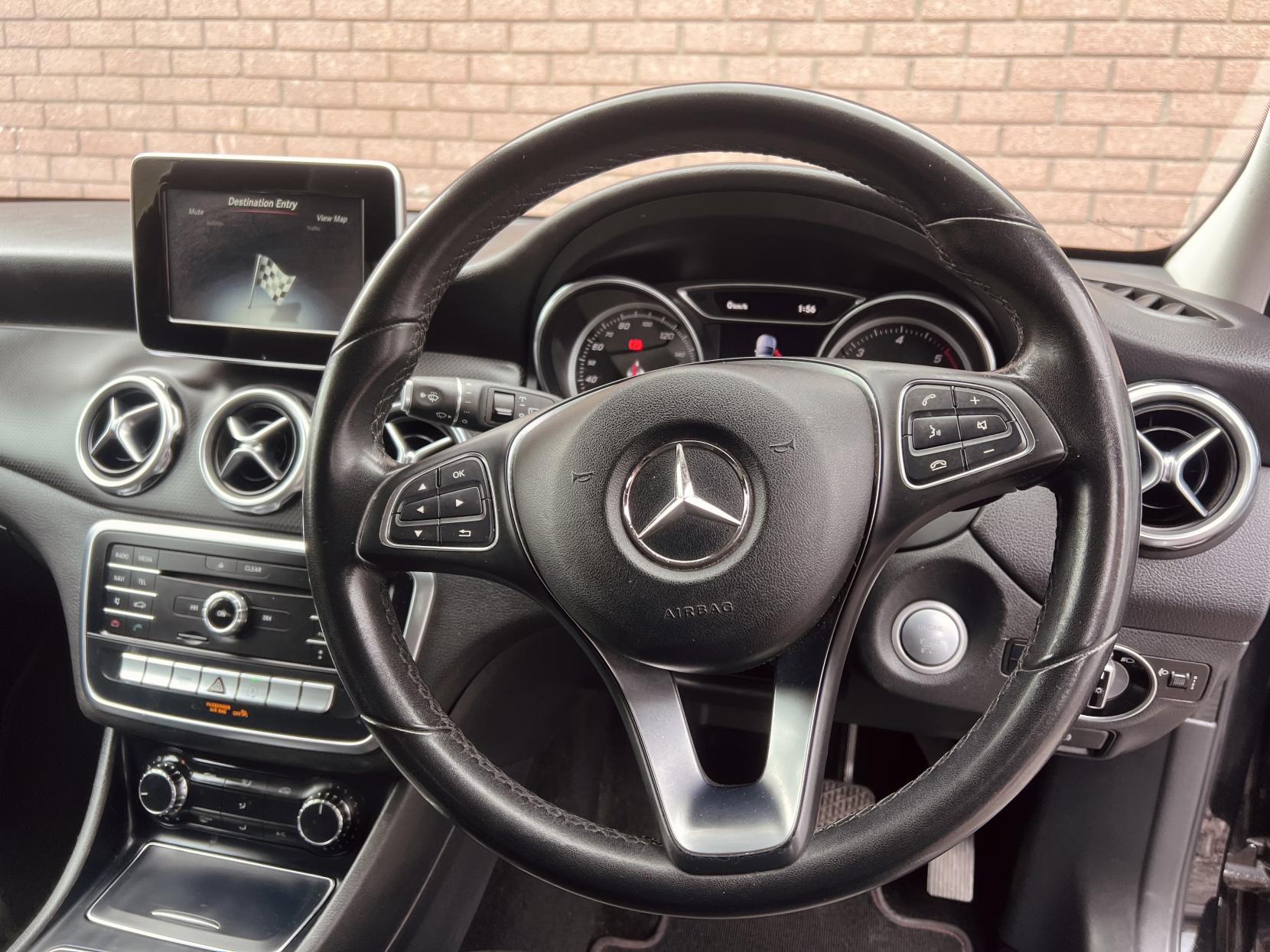 Mercedes-Benz GLA 2.1 GLA200d SE SUV 5dr Diesel 7G-DCT Euro 6 (s/s) (136 ps)