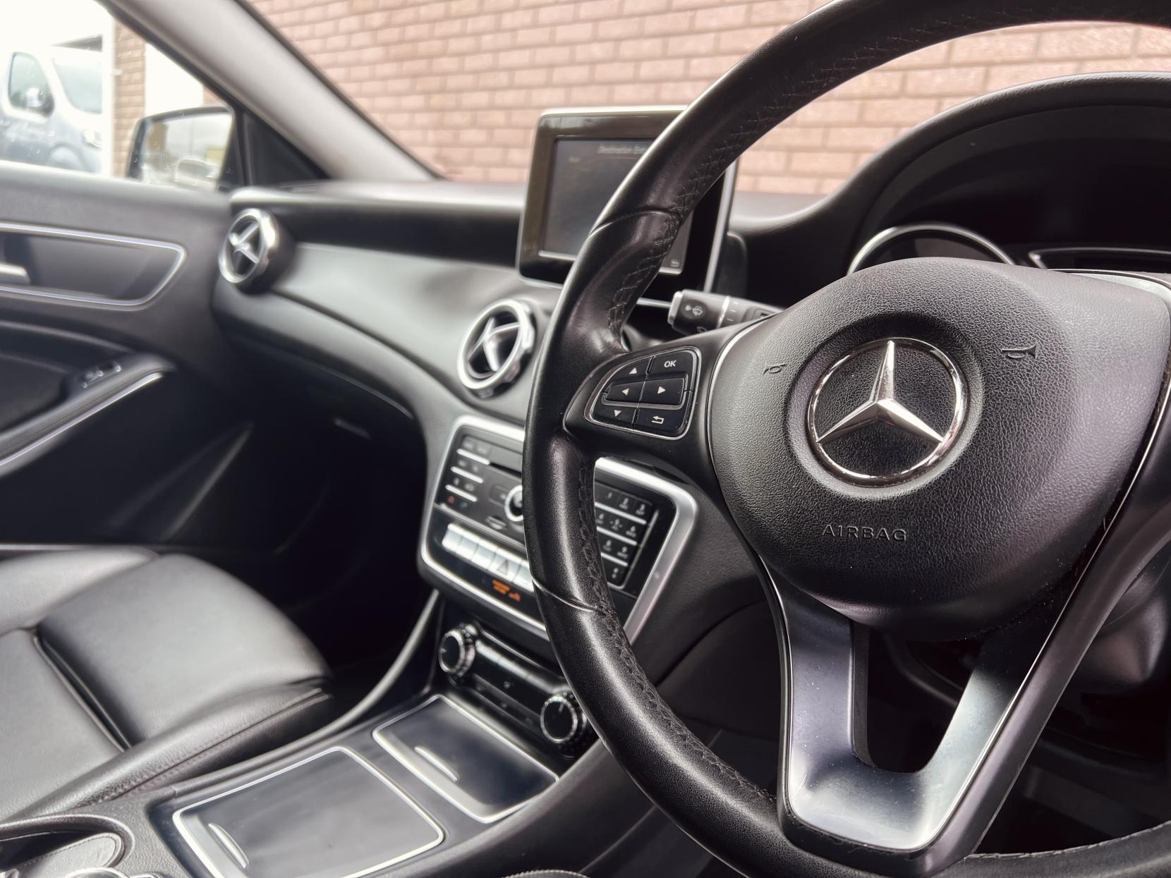 Mercedes-Benz GLA 2.1 GLA200d SE SUV 5dr Diesel 7G-DCT Euro 6 (s/s) (136 ps)