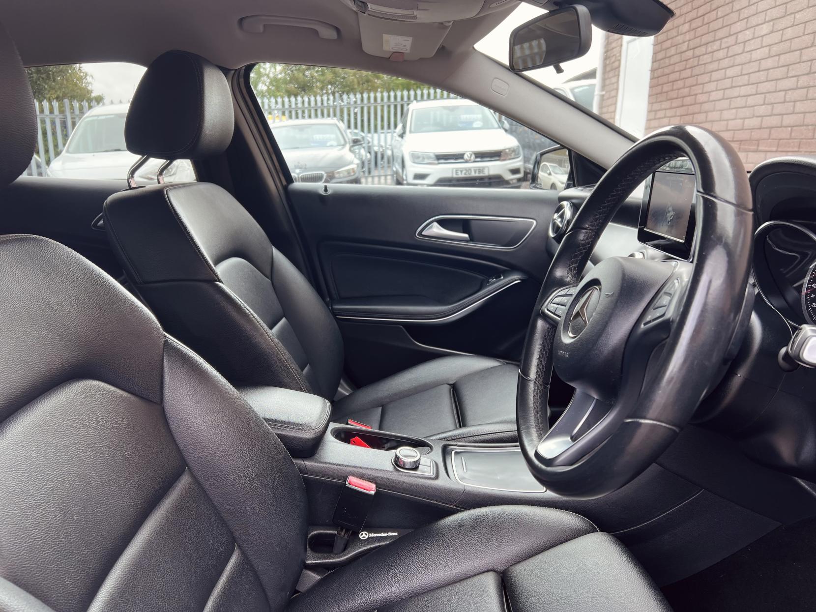 Mercedes-Benz GLA 2.1 GLA200d SE SUV 5dr Diesel 7G-DCT Euro 6 (s/s) (136 ps)