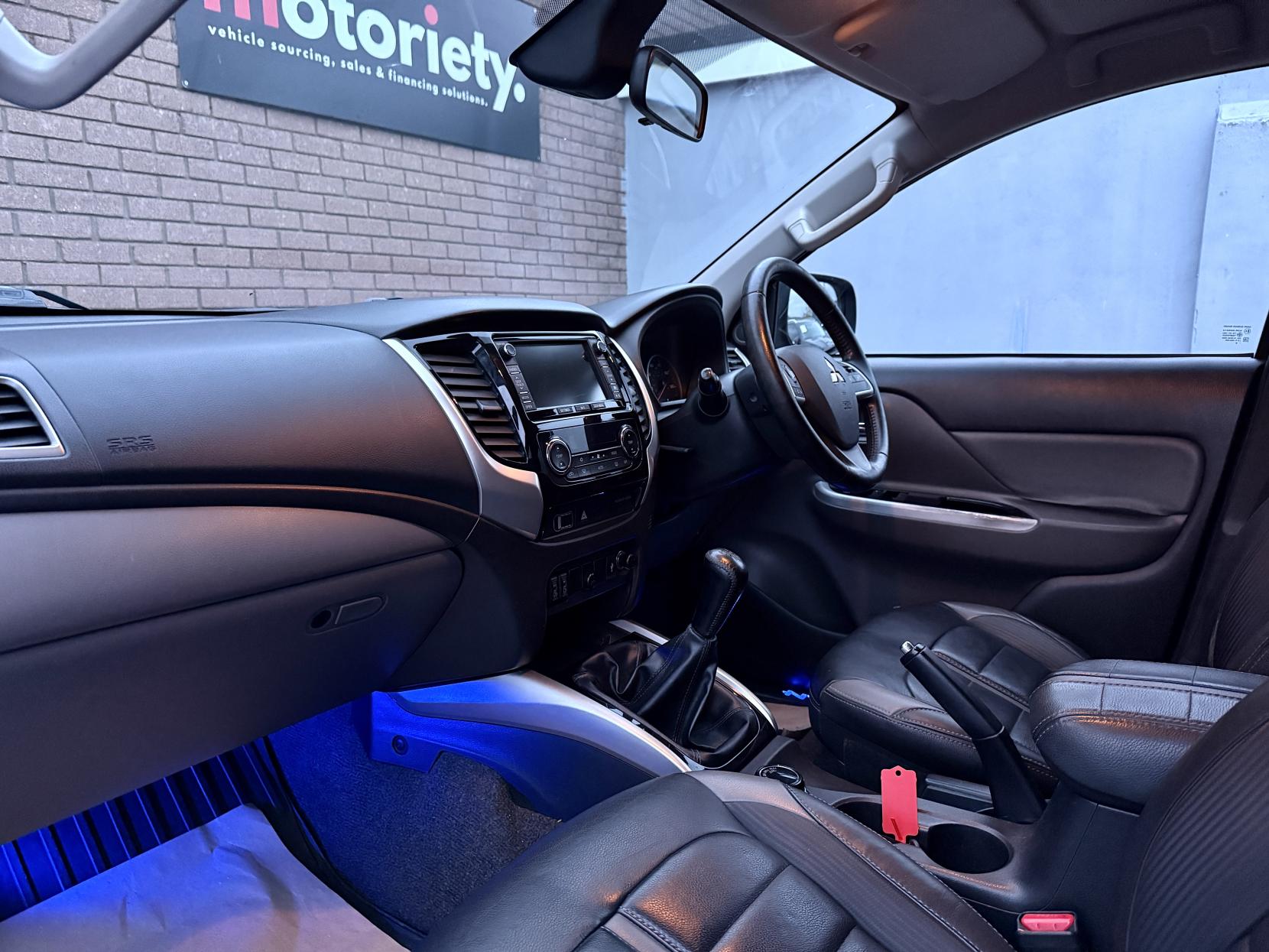 Mitsubishi L200 2.4 DI-D DC Barbarian Pickup Double Cab 4dr Diesel Manual 4WD Euro 6 (178 ps)