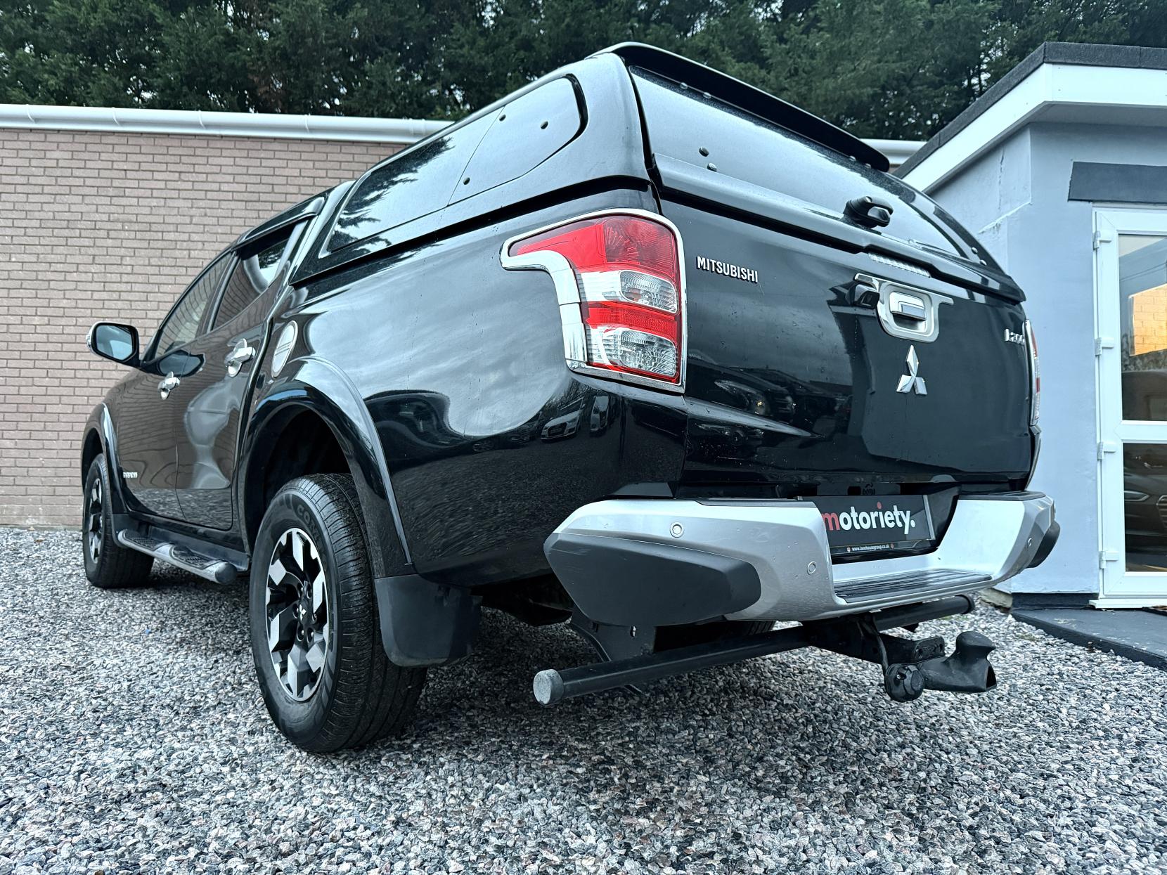 Mitsubishi L200 2.4 DI-D DC Barbarian Pickup Double Cab 4dr Diesel Manual 4WD Euro 6 (178 ps)