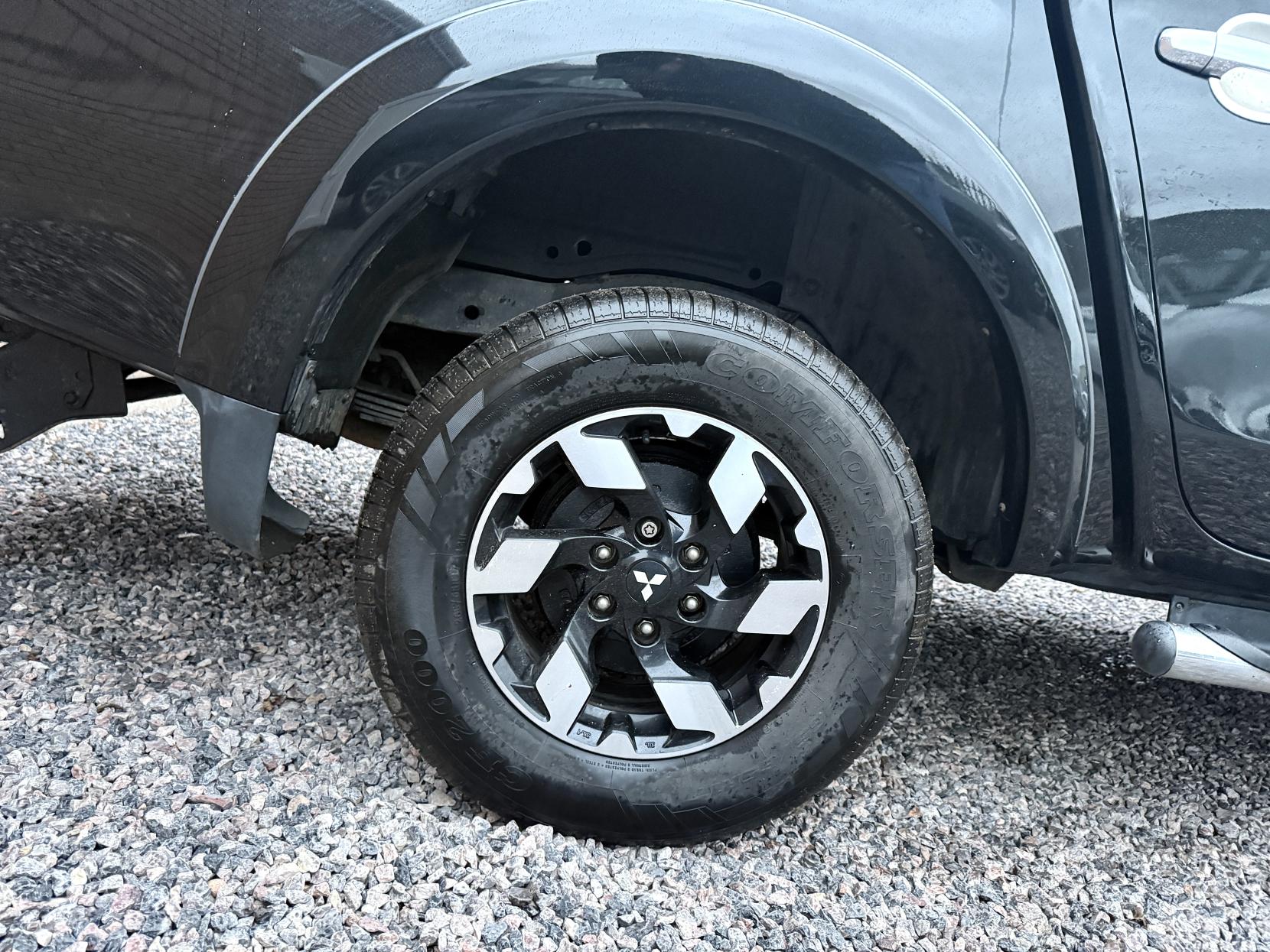 Mitsubishi L200 2.4 DI-D DC Barbarian Pickup Double Cab 4dr Diesel Manual 4WD Euro 6 (178 ps)