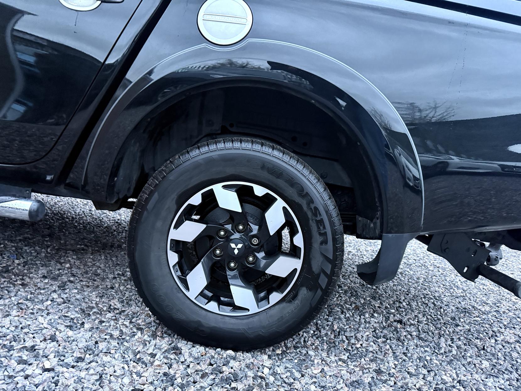 Mitsubishi L200 2.4 DI-D DC Barbarian Pickup Double Cab 4dr Diesel Manual 4WD Euro 6 (178 ps)