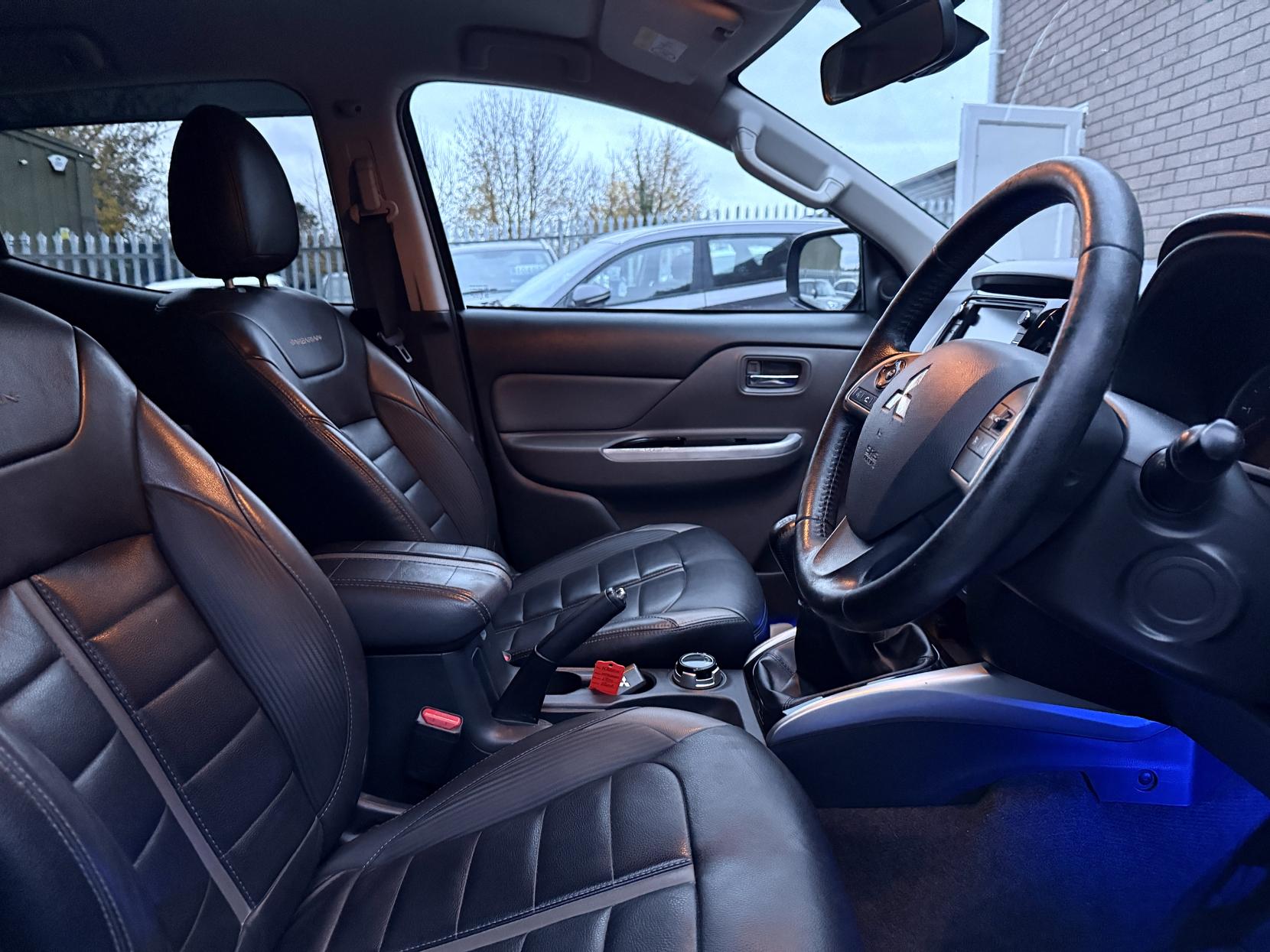 Mitsubishi L200 2.4 DI-D DC Barbarian Pickup Double Cab 4dr Diesel Manual 4WD Euro 6 (178 ps)