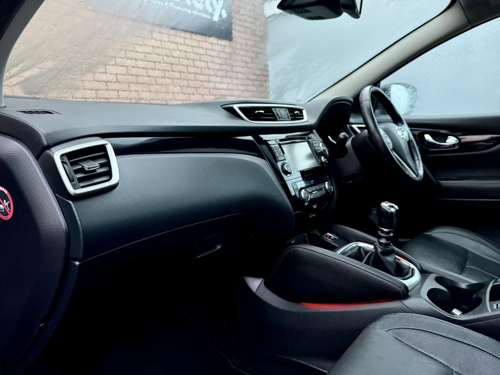 Nissan Qashqai 1.2 DIG-T Tekna SUV 5dr Petrol Manual 2WD Euro 5 (s/s) (115 ps)