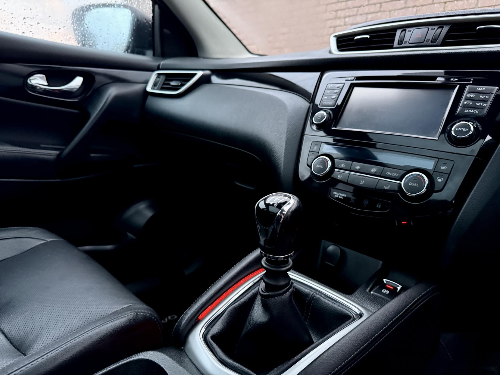 Nissan Qashqai 1.2 DIG-T Tekna SUV 5dr Petrol Manual 2WD Euro 5 (s/s) (115 ps)