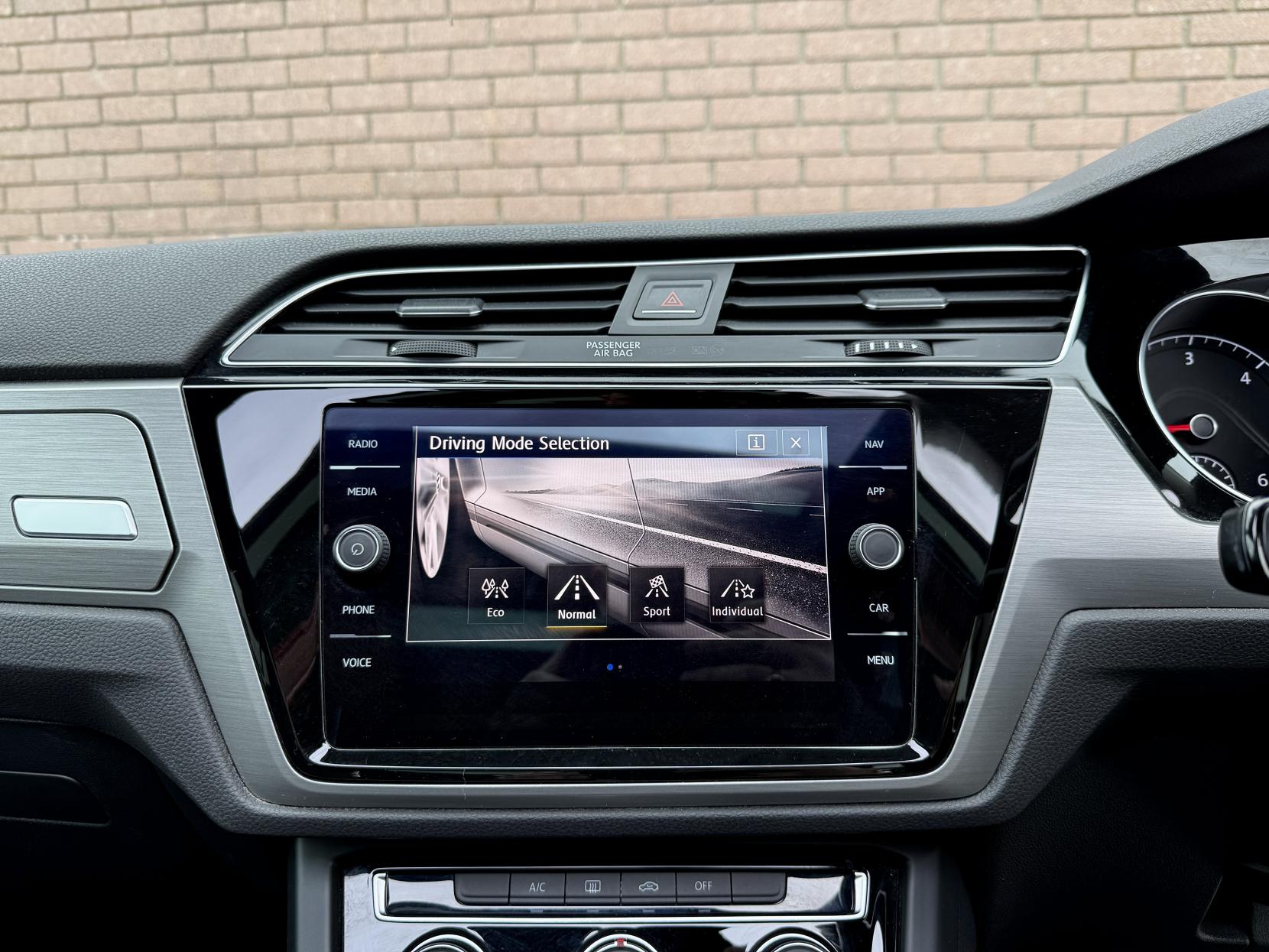 Volkswagen Touran 1.6 TDI BlueMotion Tech SE Family MPV 5dr Diesel DSG Euro 6 (s/s) (115 ps)