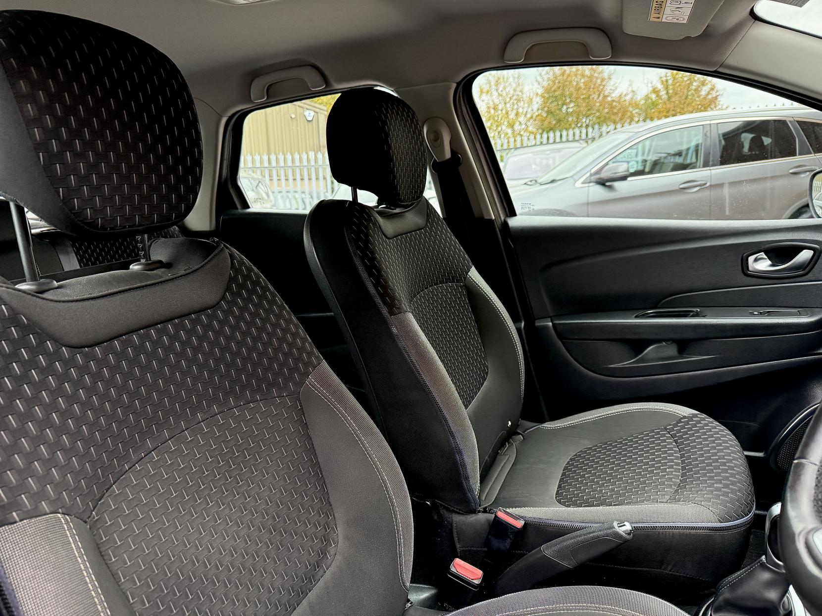 Renault Captur 1.2 TCe ENERGY Dynamique Nav SUV 5dr Petrol EDC Euro 6 (s/s) (120 ps)