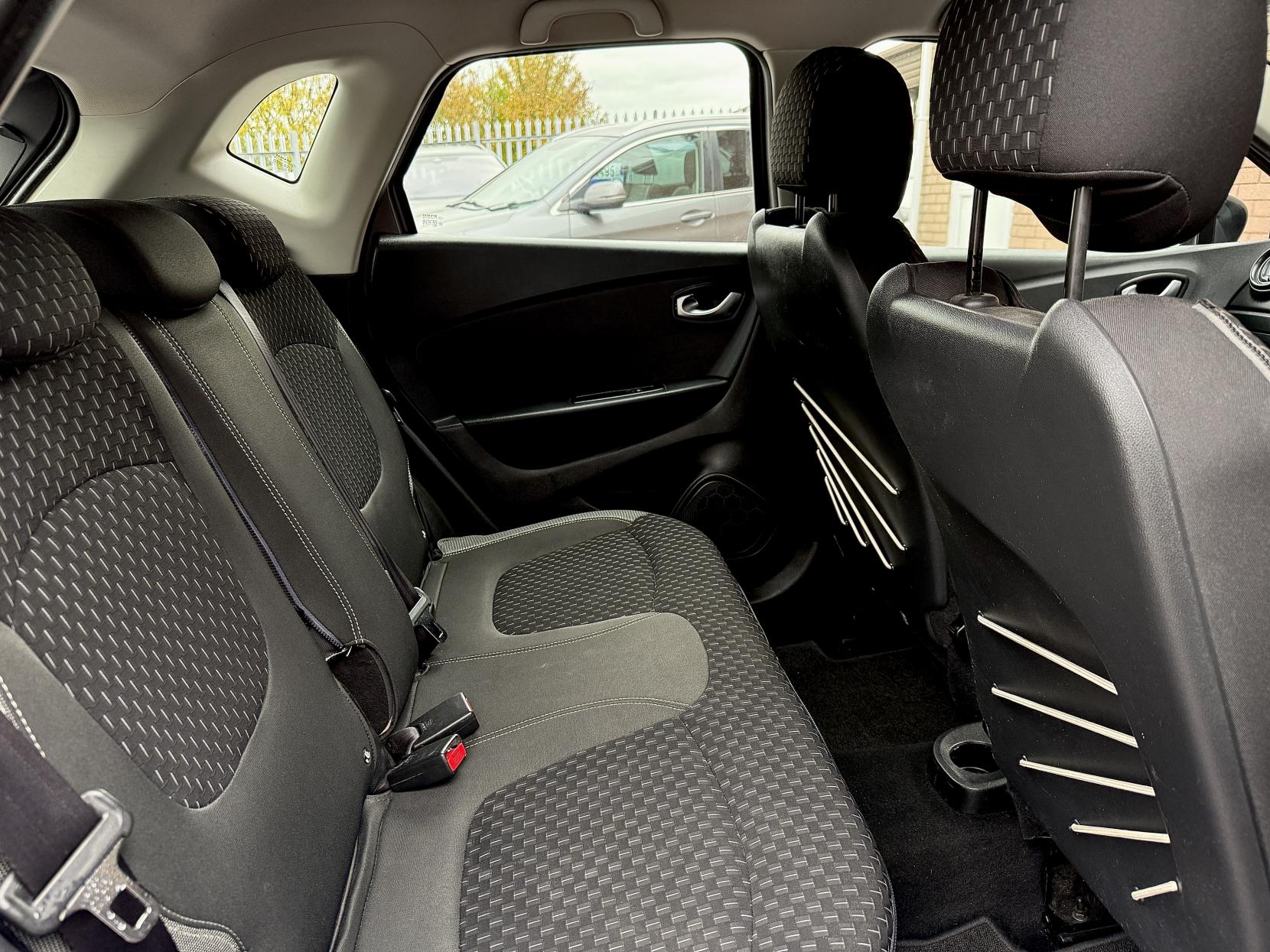 Renault Captur 1.2 TCe ENERGY Dynamique Nav SUV 5dr Petrol EDC Euro 6 (s/s) (120 ps)