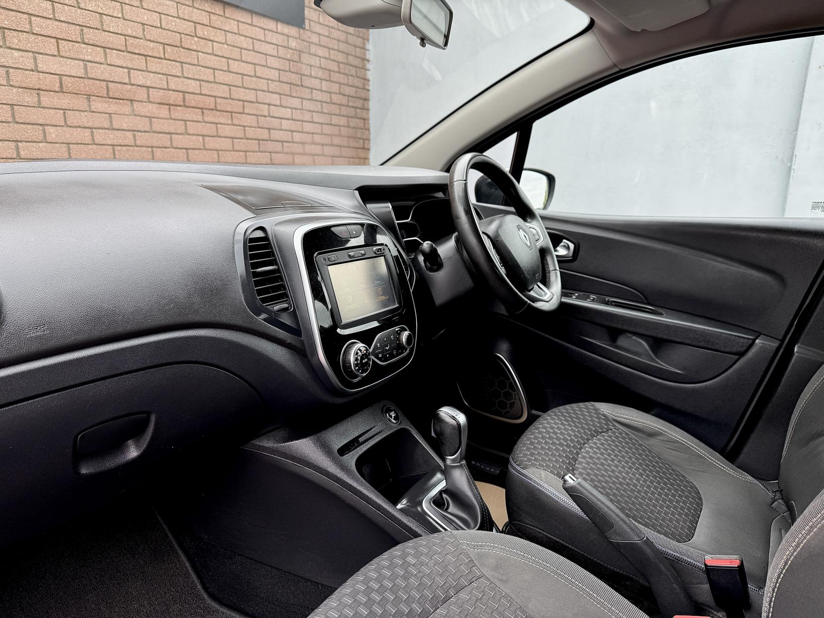 Renault Captur 1.2 TCe ENERGY Dynamique Nav SUV 5dr Petrol EDC Euro 6 (s/s) (120 ps)