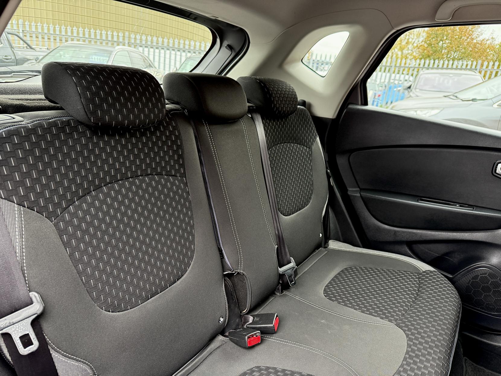 Renault Captur 1.2 TCe ENERGY Dynamique Nav SUV 5dr Petrol EDC Euro 6 (s/s) (120 ps)