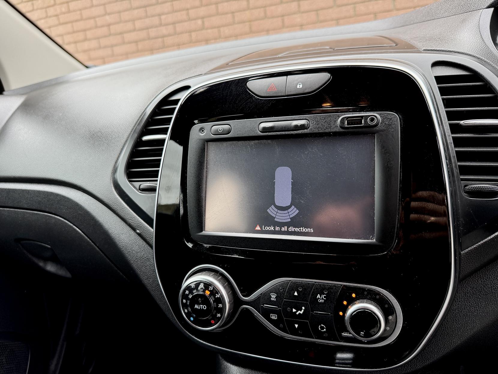Renault Captur 1.2 TCe ENERGY Dynamique Nav SUV 5dr Petrol EDC Euro 6 (s/s) (120 ps)
