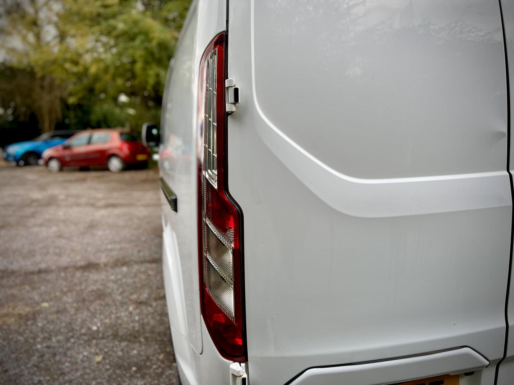 Ford Transit Custom 2.0 TDCi 310 Limited Combi Van 6dr Diesel Manual L2 H1 (165 g/km, 128 bhp)