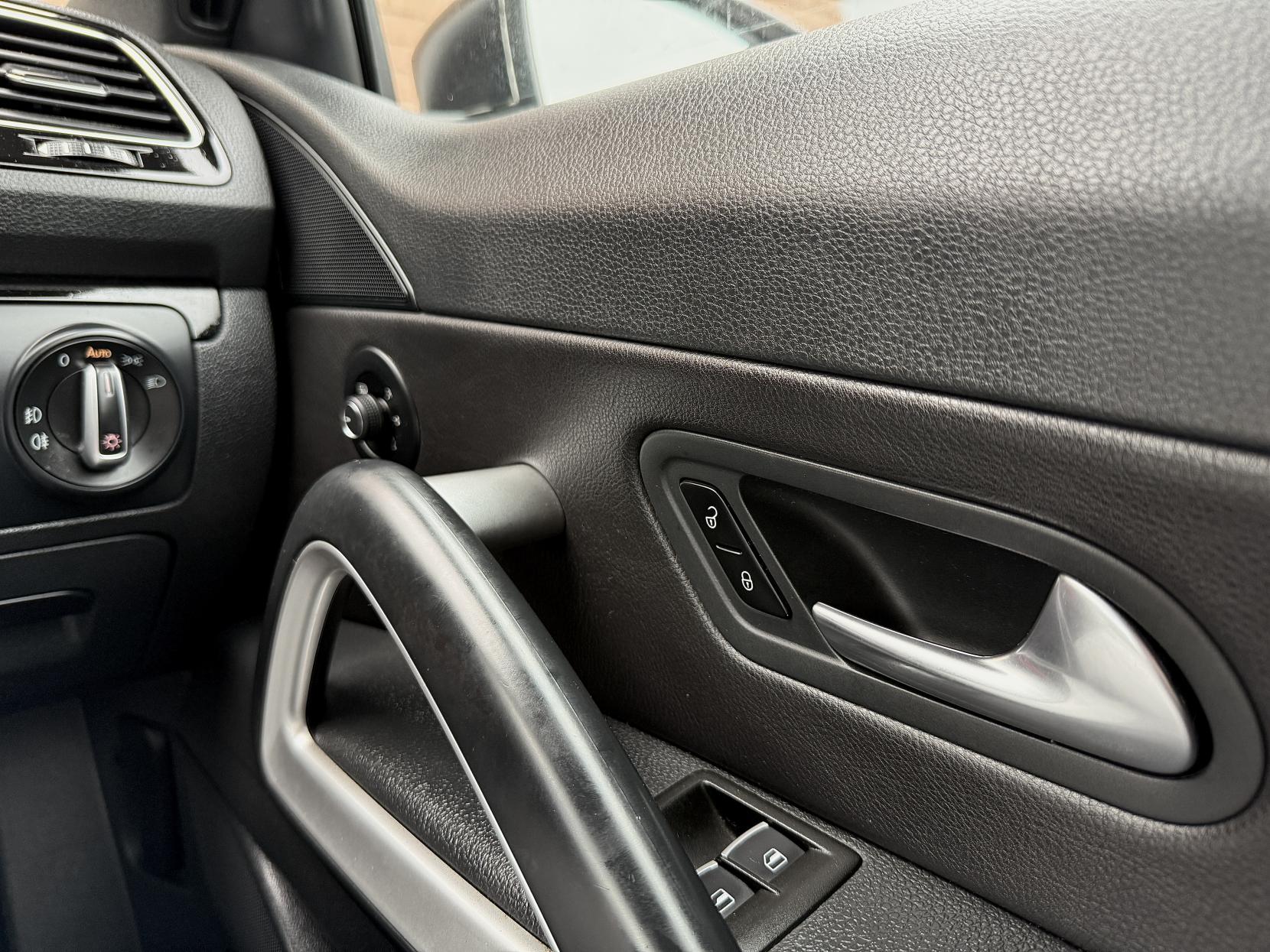 Volkswagen Scirocco 2.0 TDI BlueMotion Tech R-Line Hatchback 3dr Diesel DSG Euro 6 (s/s) (150 ps)