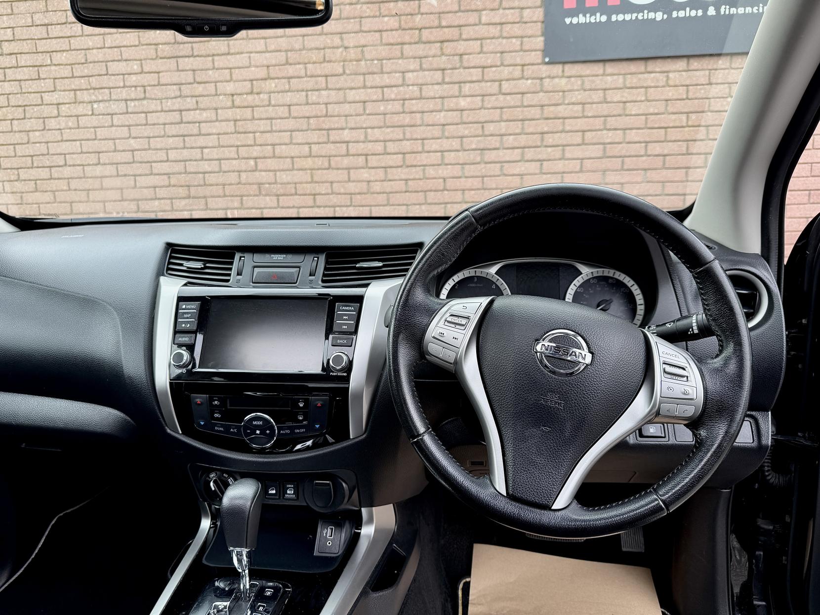 Nissan Navara 2.3 dCi N-Guard Pickup Double Cab 4dr Diesel Auto 4WD Euro 6 (190 ps)