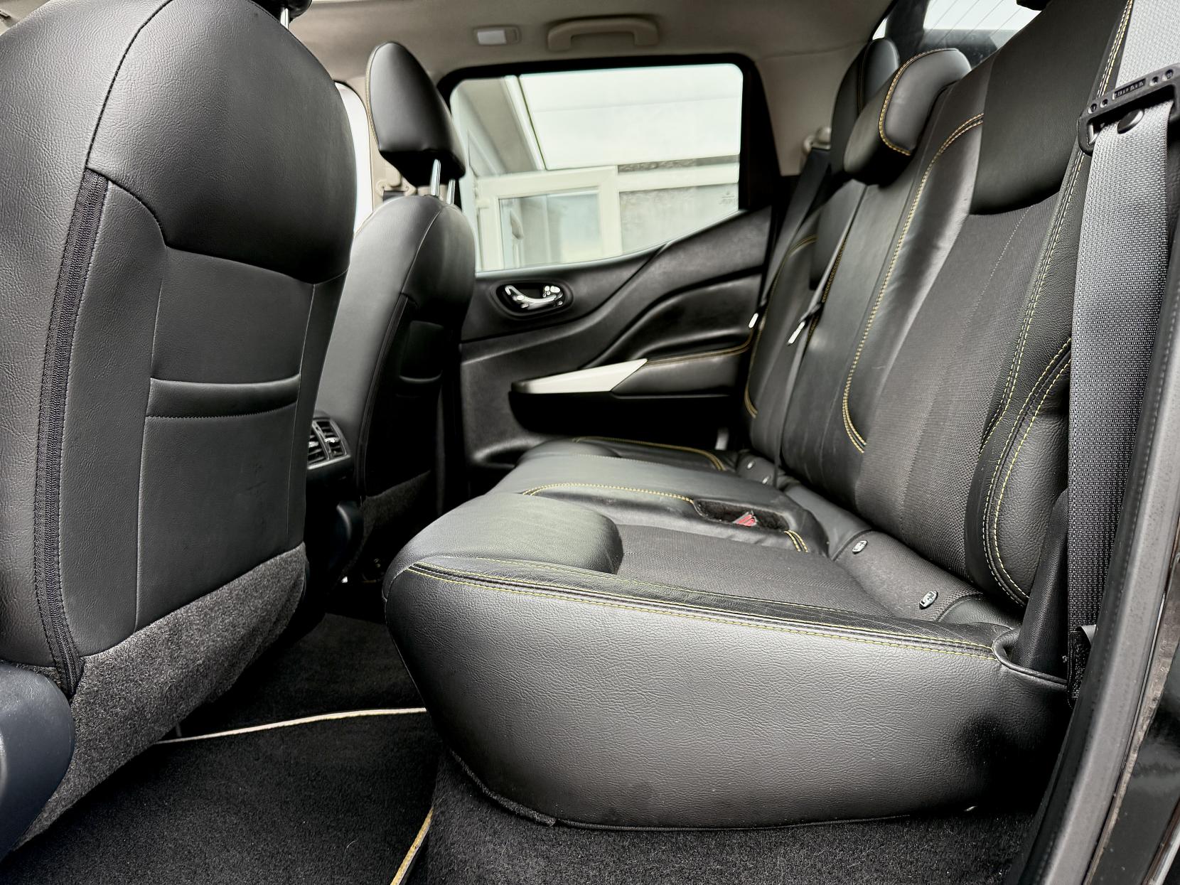 Nissan Navara 2.3 dCi N-Guard Pickup Double Cab 4dr Diesel Auto 4WD Euro 6 (190 ps)