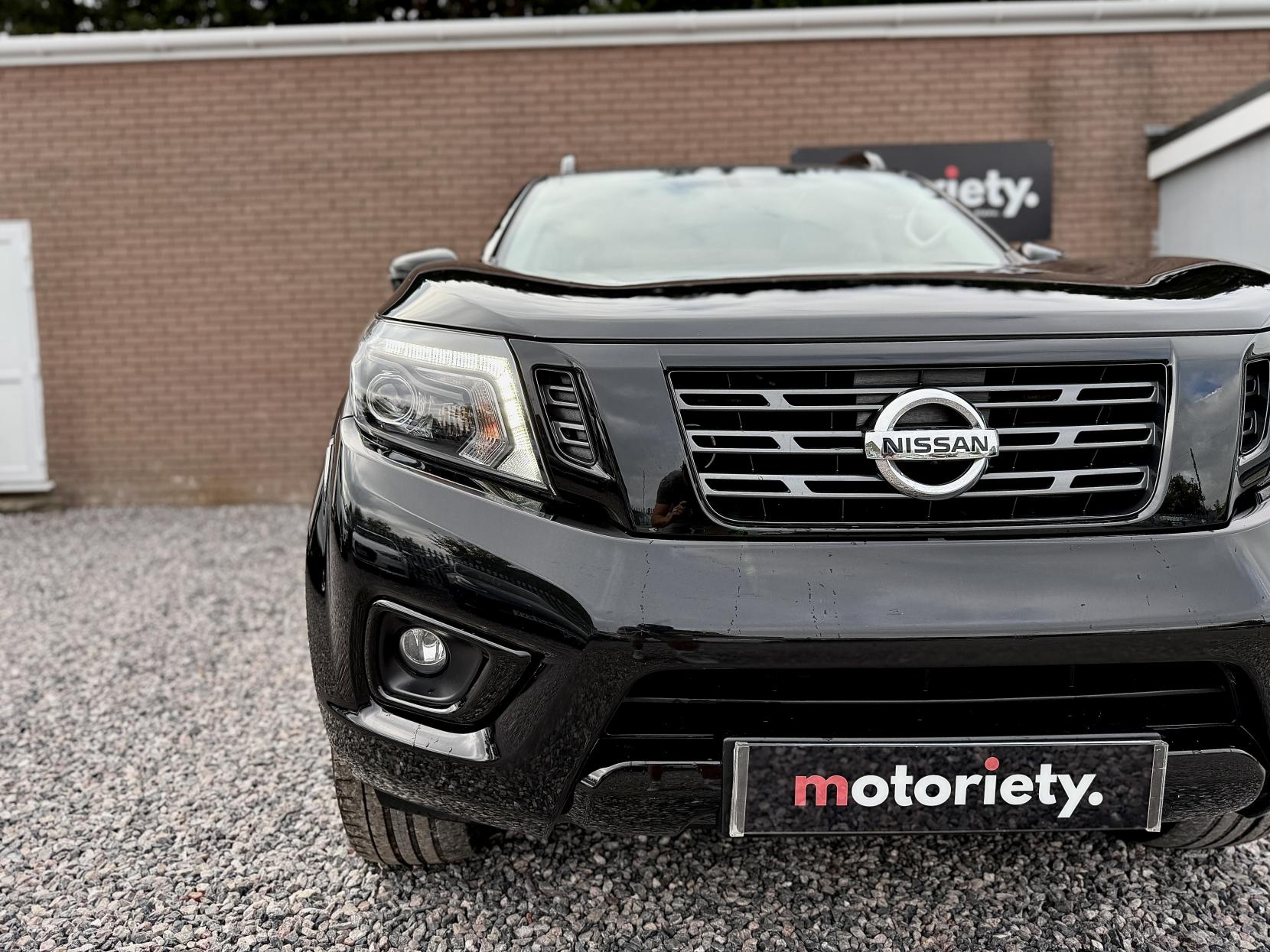 Nissan Navara 2.3 dCi N-Guard Pickup Double Cab 4dr Diesel Auto 4WD Euro 6 (190 ps)