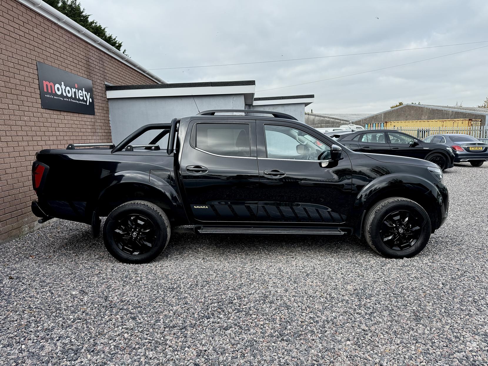 Nissan Navara 2.3 dCi N-Guard Pickup Double Cab 4dr Diesel Auto 4WD Euro 6 (190 ps)