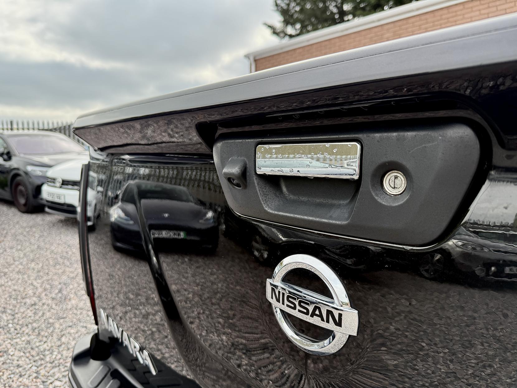 Nissan Navara 2.3 dCi N-Guard Pickup Double Cab 4dr Diesel Auto 4WD Euro 6 (190 ps)