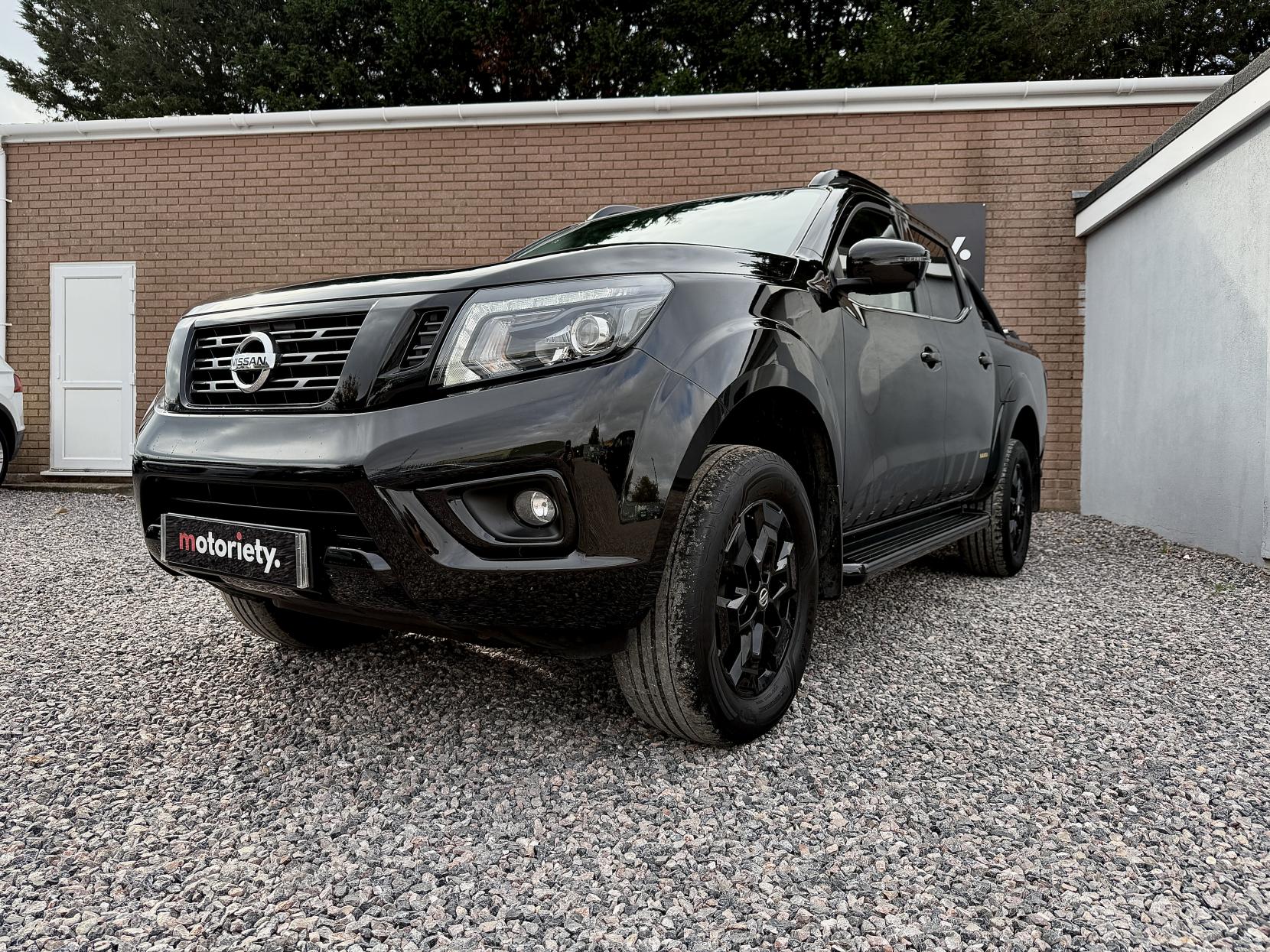 Nissan Navara 2.3 dCi N-Guard Pickup Double Cab 4dr Diesel Auto 4WD Euro 6 (190 ps)