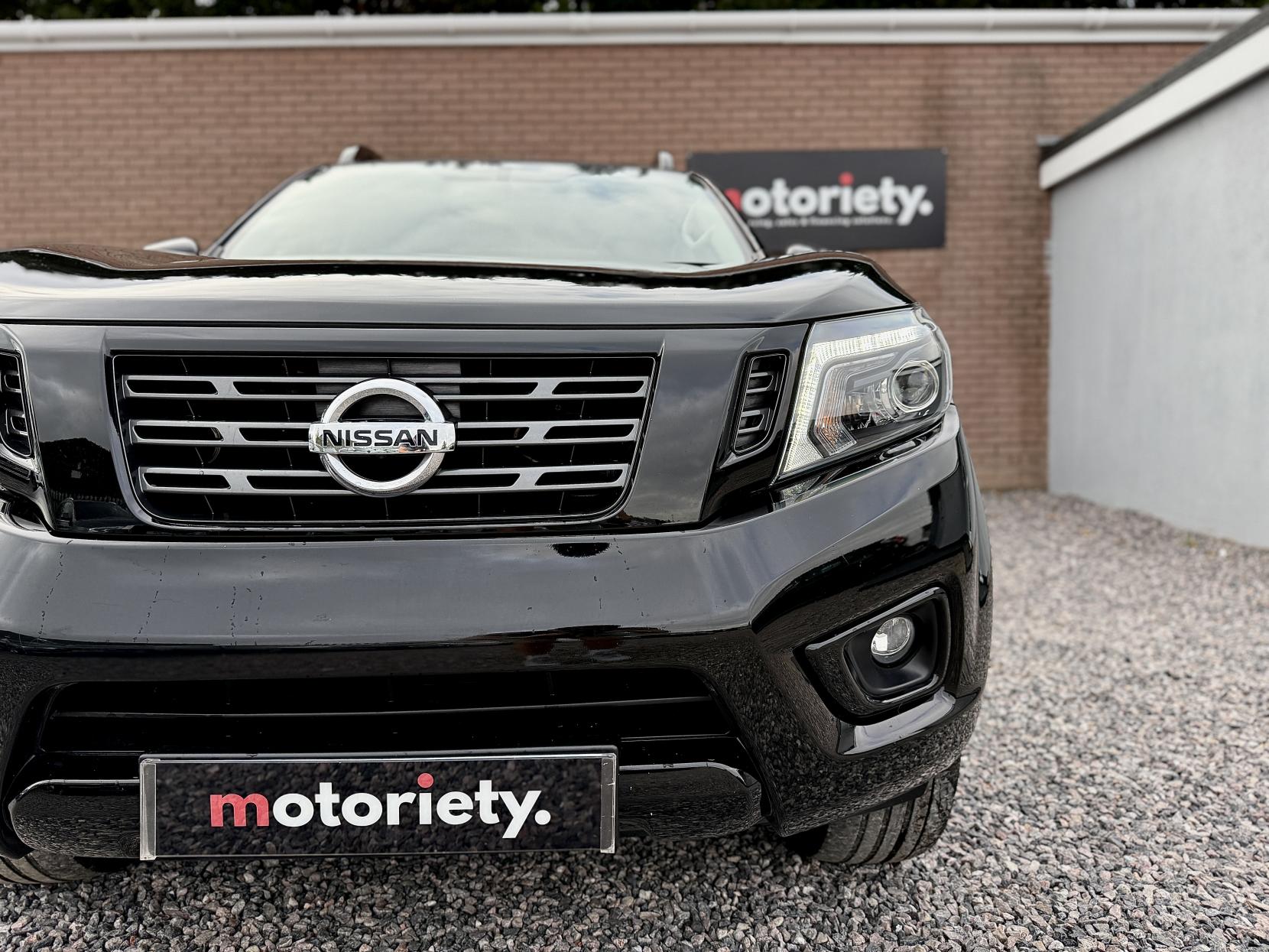 Nissan Navara 2.3 dCi N-Guard Pickup Double Cab 4dr Diesel Auto 4WD Euro 6 (190 ps)