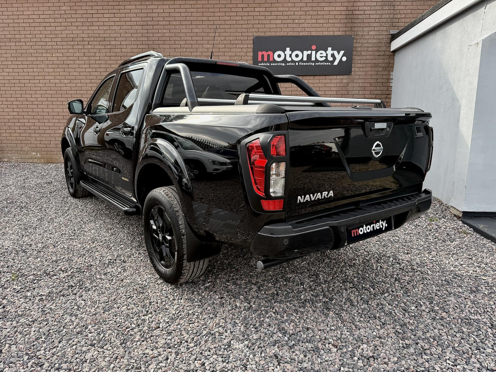 Nissan Navara 2.3 dCi N-Guard Pickup Double Cab 4dr Diesel Auto 4WD Euro 6 (190 ps)