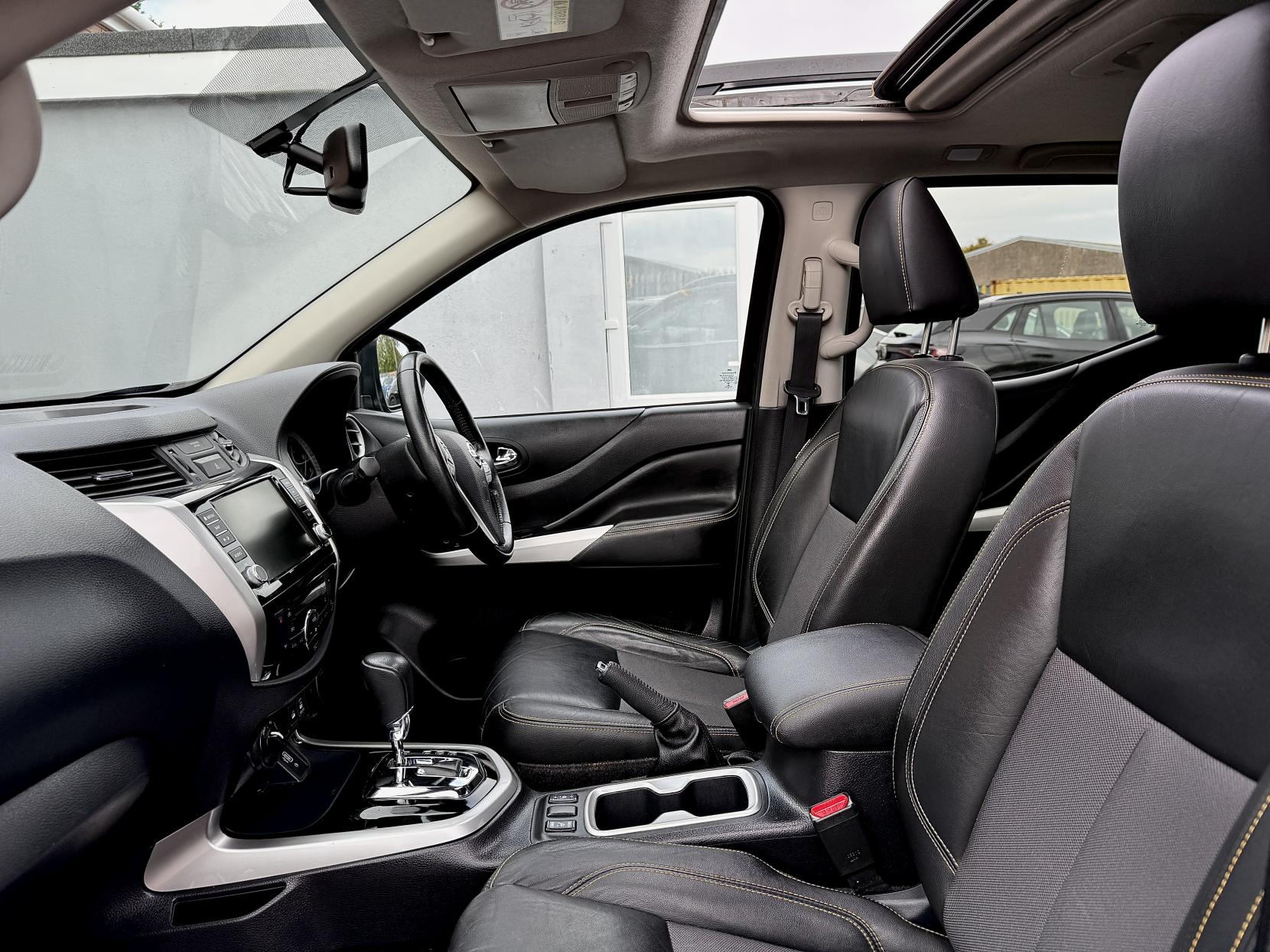 Nissan Navara 2.3 dCi N-Guard Pickup Double Cab 4dr Diesel Auto 4WD Euro 6 (190 ps)