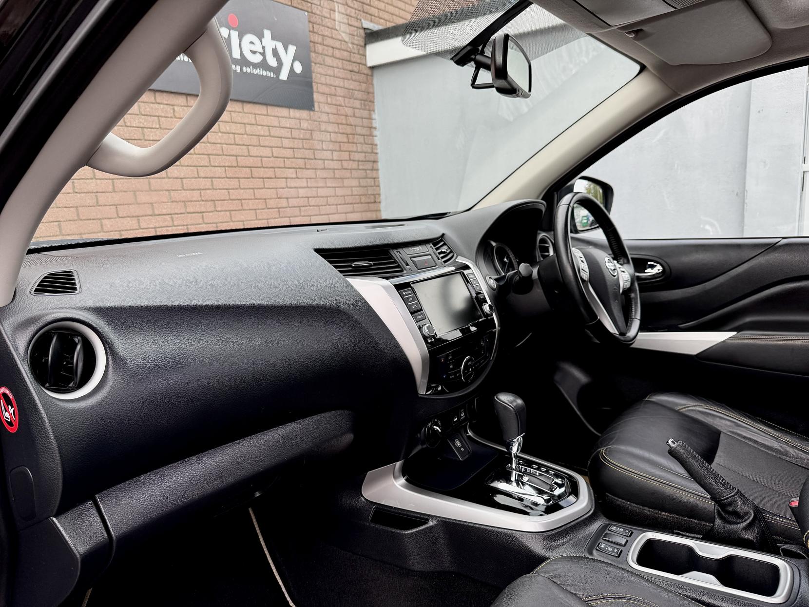 Nissan Navara 2.3 dCi N-Guard Pickup Double Cab 4dr Diesel Auto 4WD Euro 6 (190 ps)
