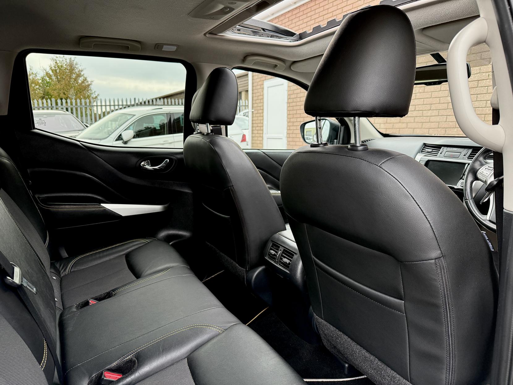 Nissan Navara 2.3 dCi N-Guard Pickup Double Cab 4dr Diesel Auto 4WD Euro 6 (190 ps)