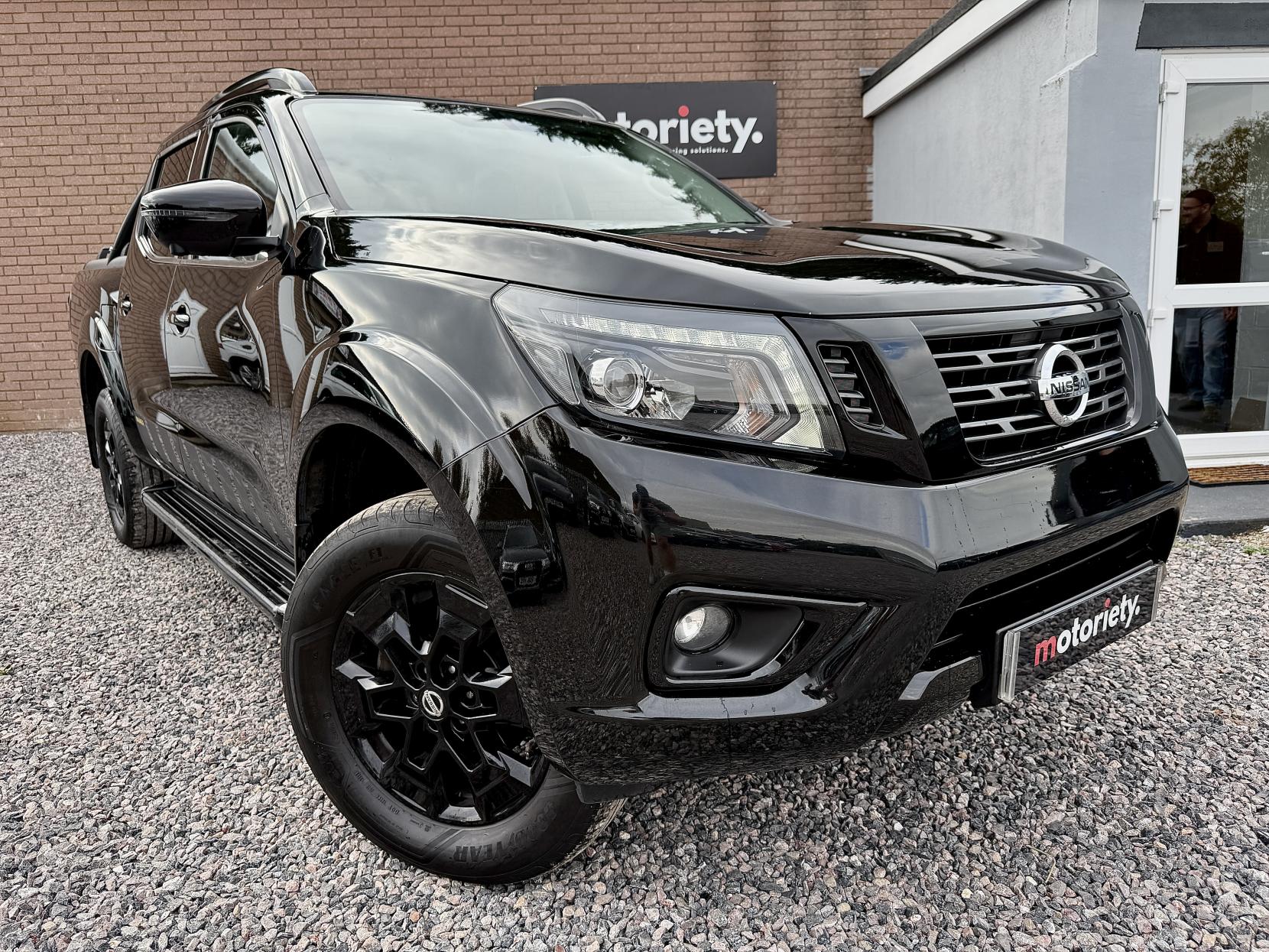 Nissan Navara 2.3 dCi N-Guard Pickup Double Cab 4dr Diesel Auto 4WD Euro 6 (190 ps)