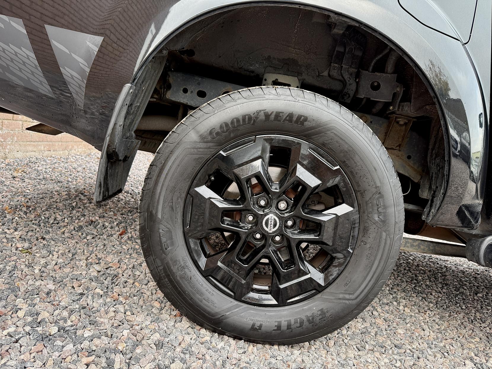 Nissan Navara 2.3 dCi N-Guard Pickup Double Cab 4dr Diesel Auto 4WD Euro 6 (190 ps)