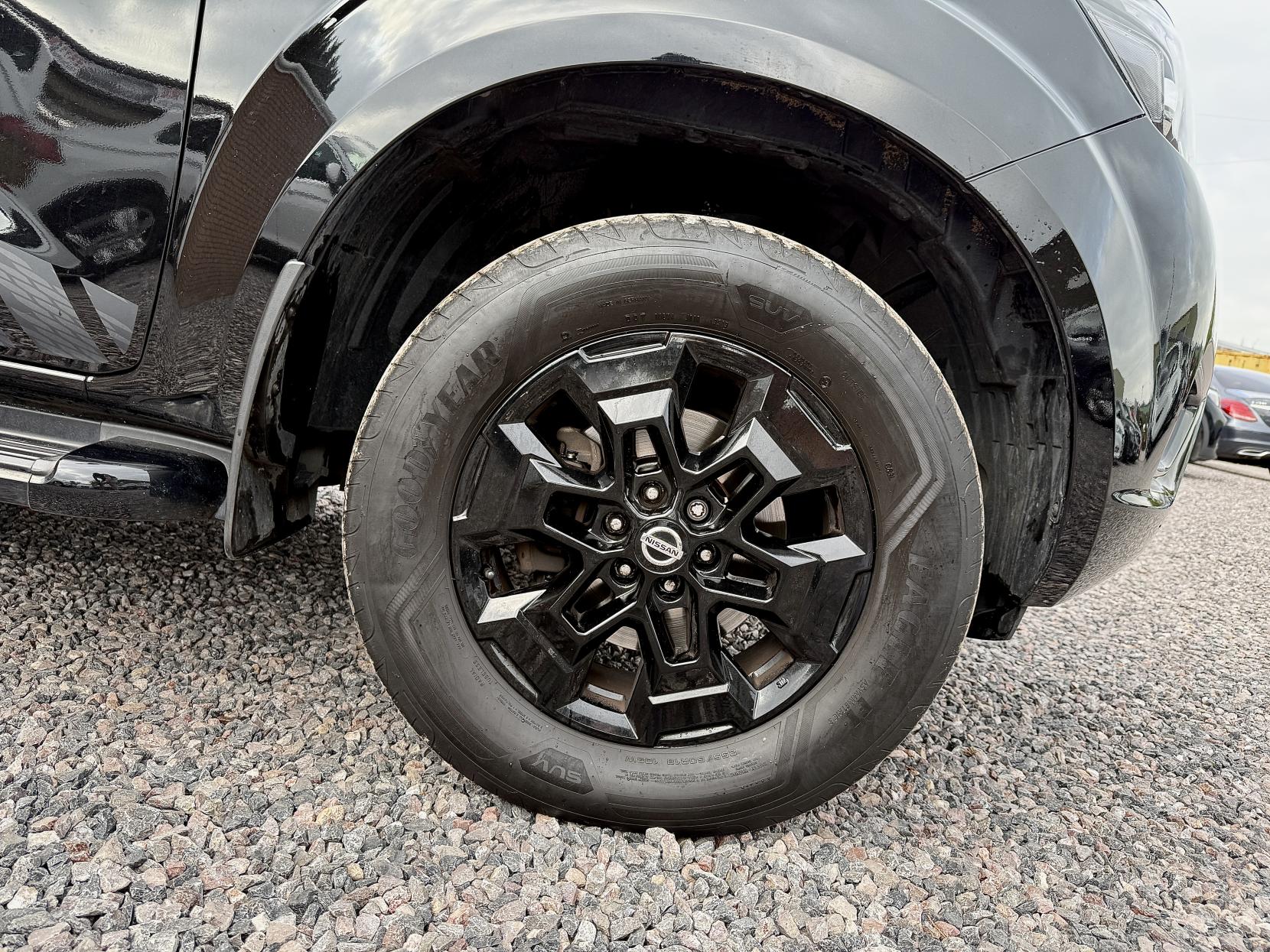 Nissan Navara 2.3 dCi N-Guard Pickup Double Cab 4dr Diesel Auto 4WD Euro 6 (190 ps)